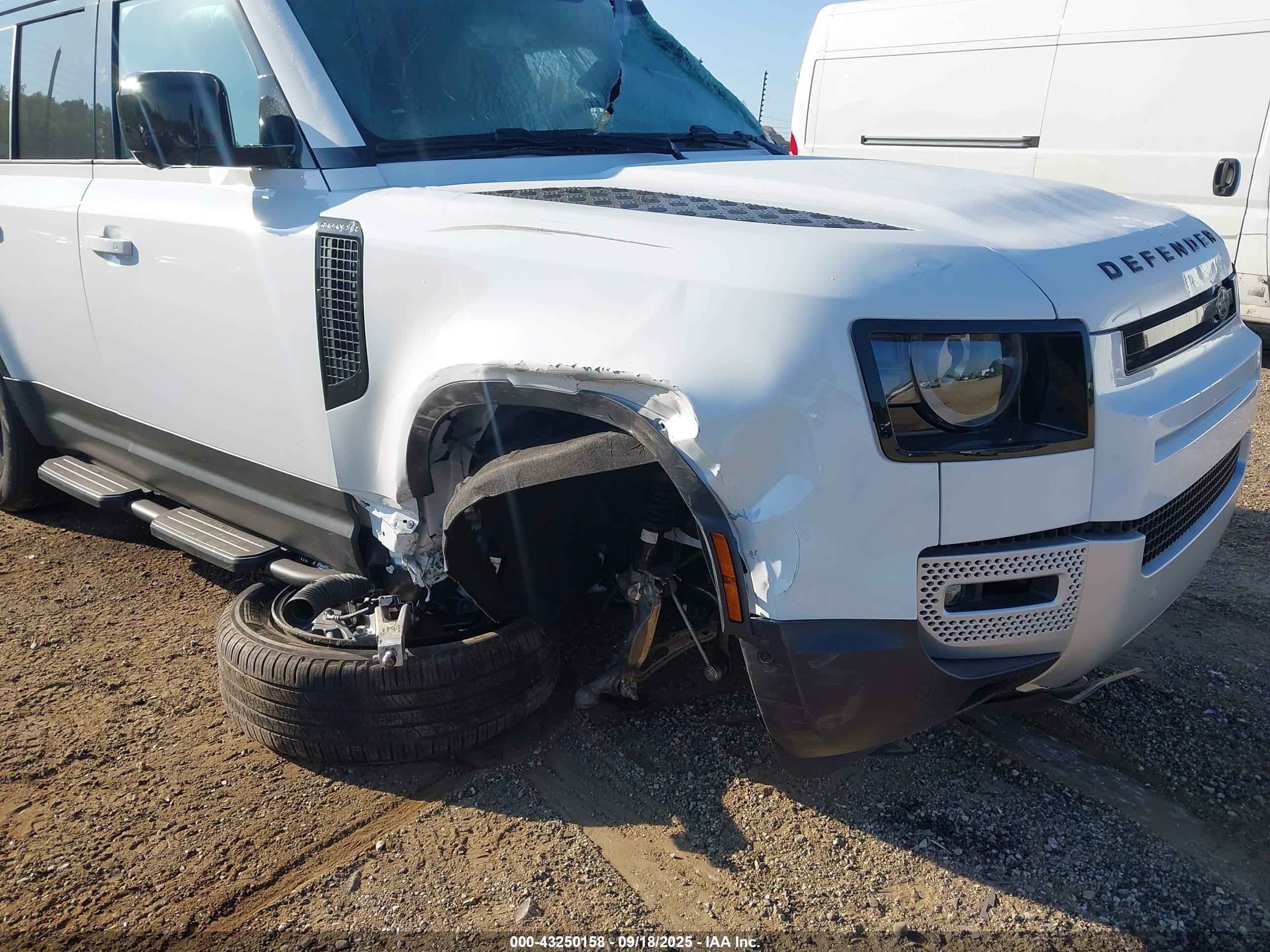 LAND ROVER image 6