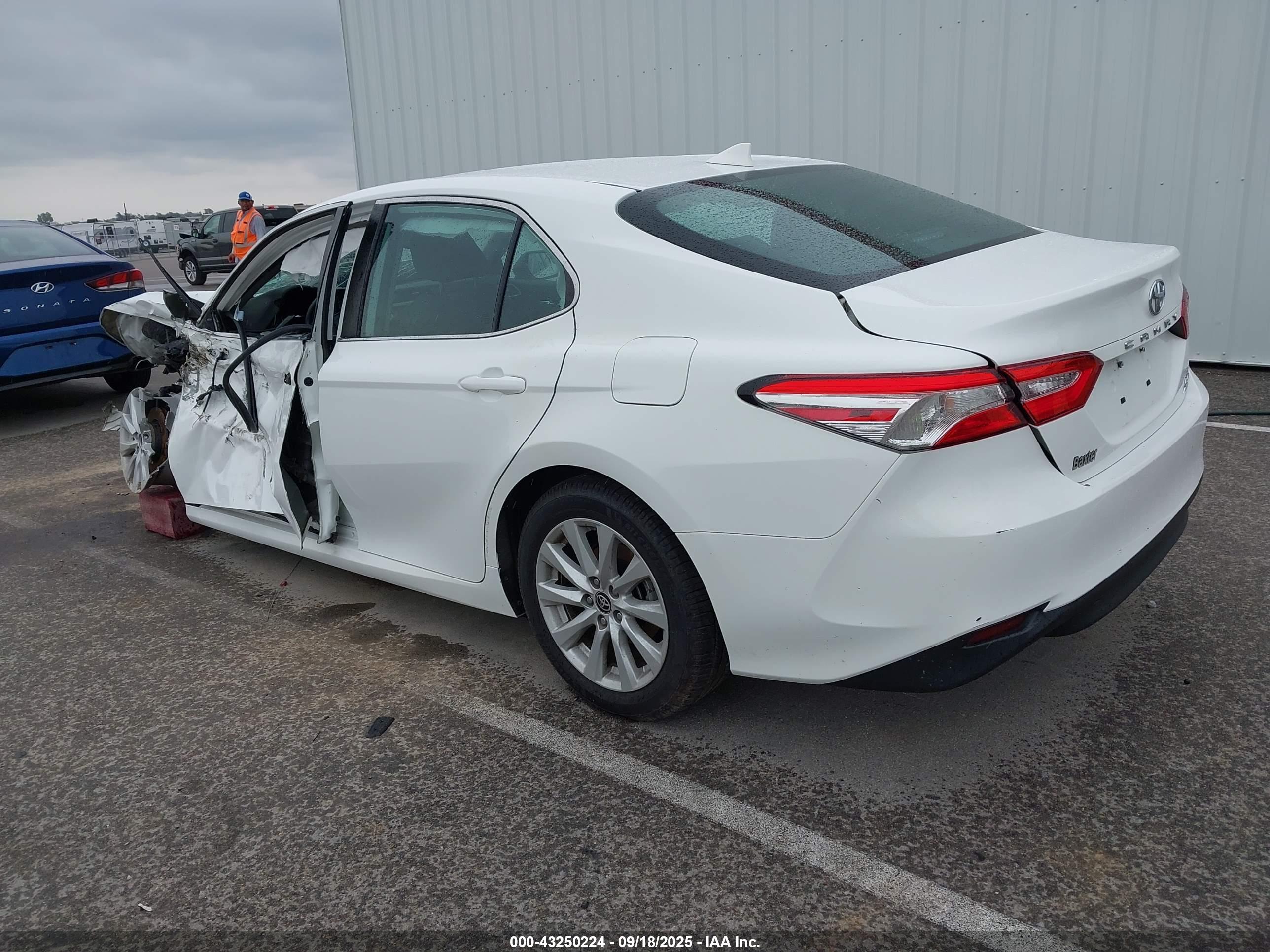 TOYOTA CAMRY image 3
