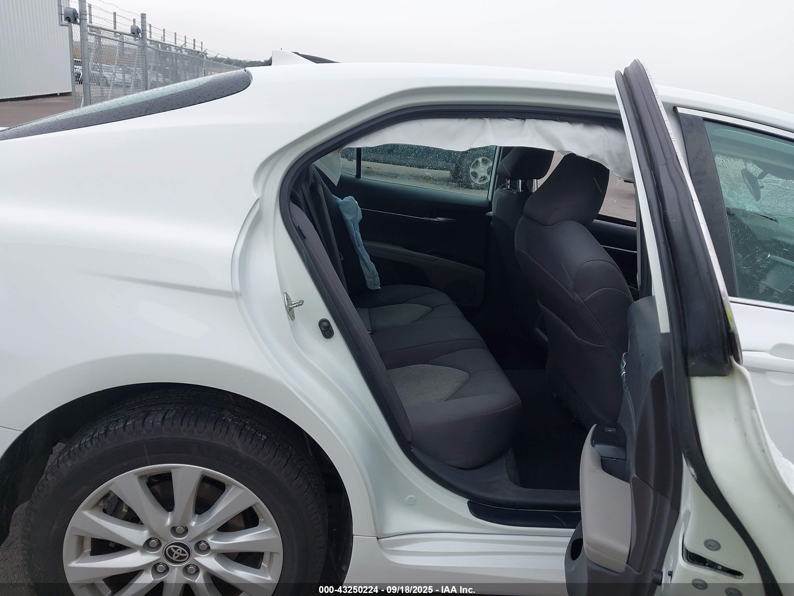 TOYOTA CAMRY image 8