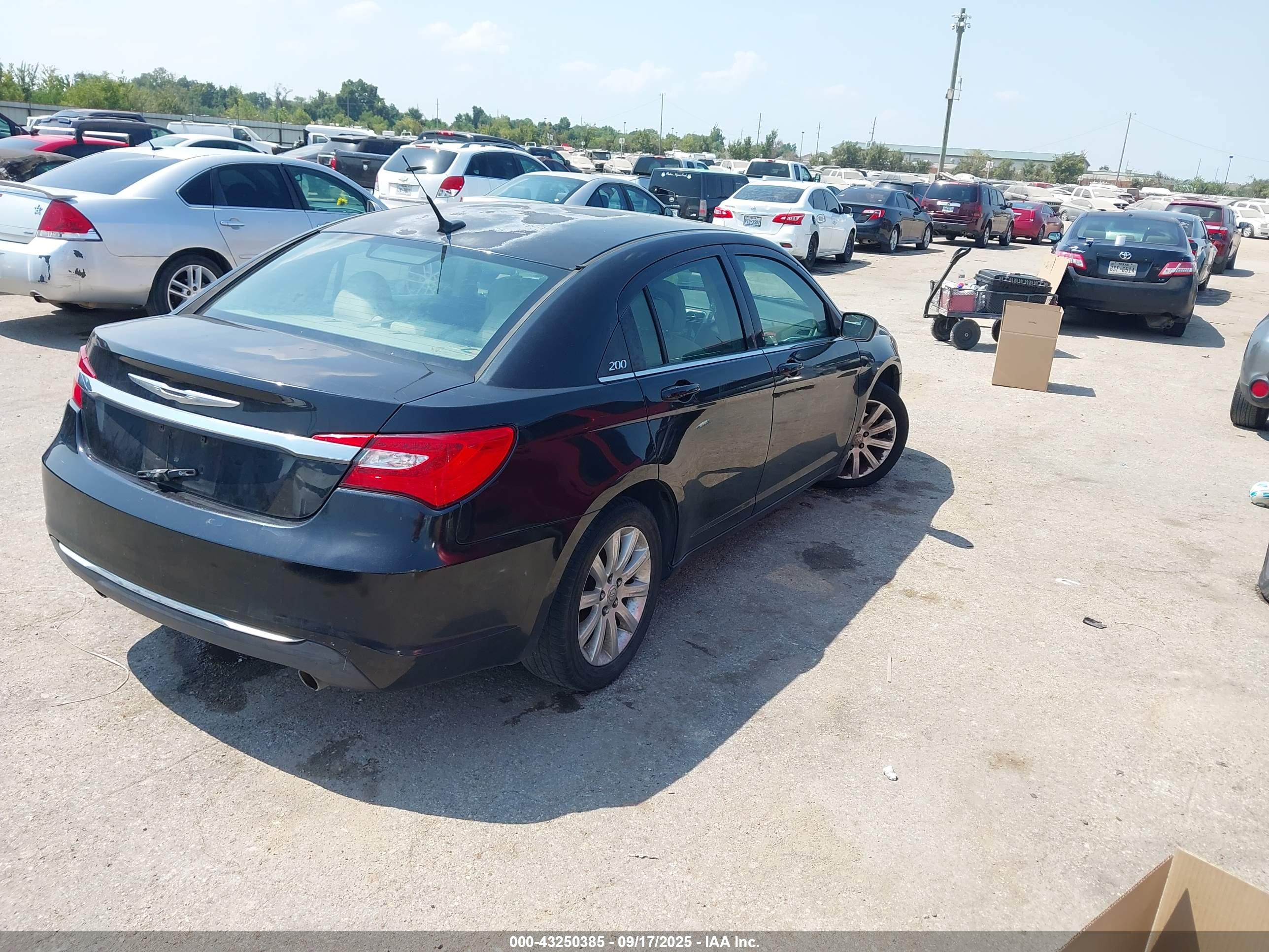 CHRYSLER 200 image 4