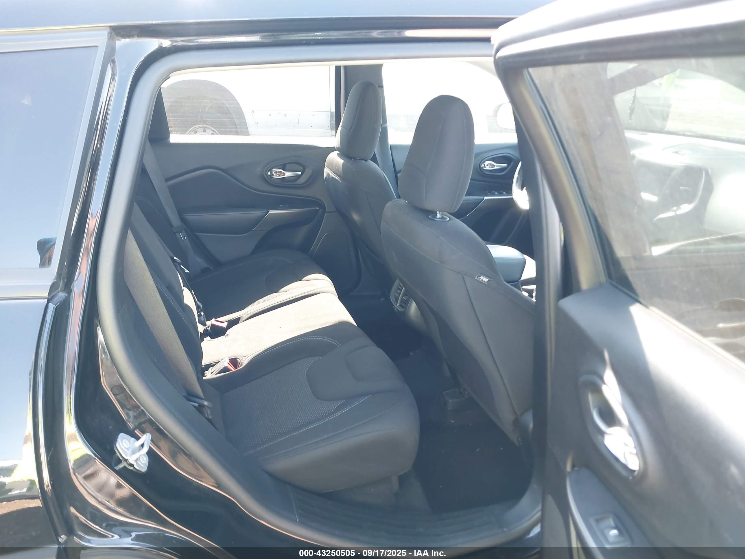 JEEP CHEROKEE image 8