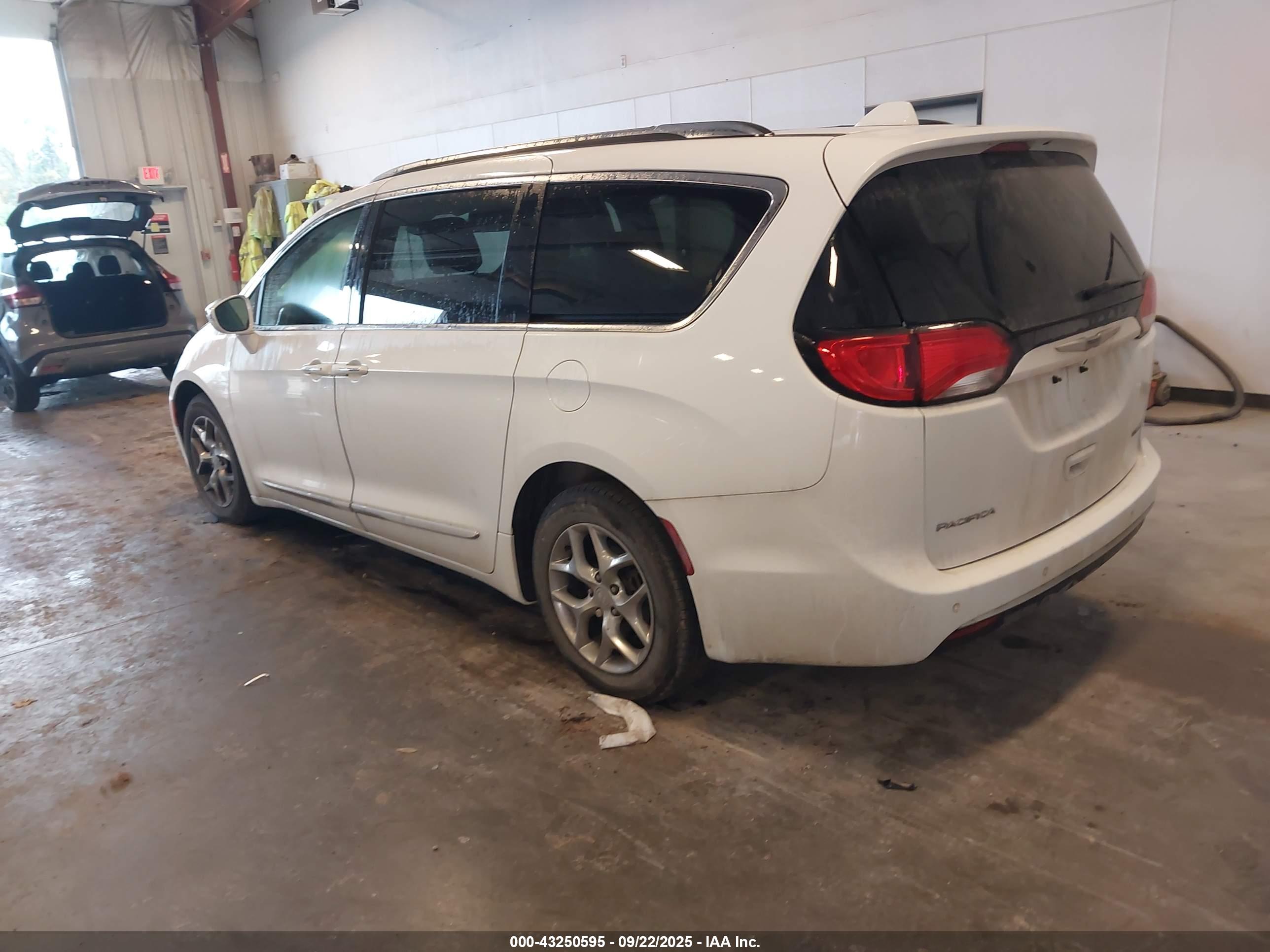 CHRYSLER PACIFICA image 3