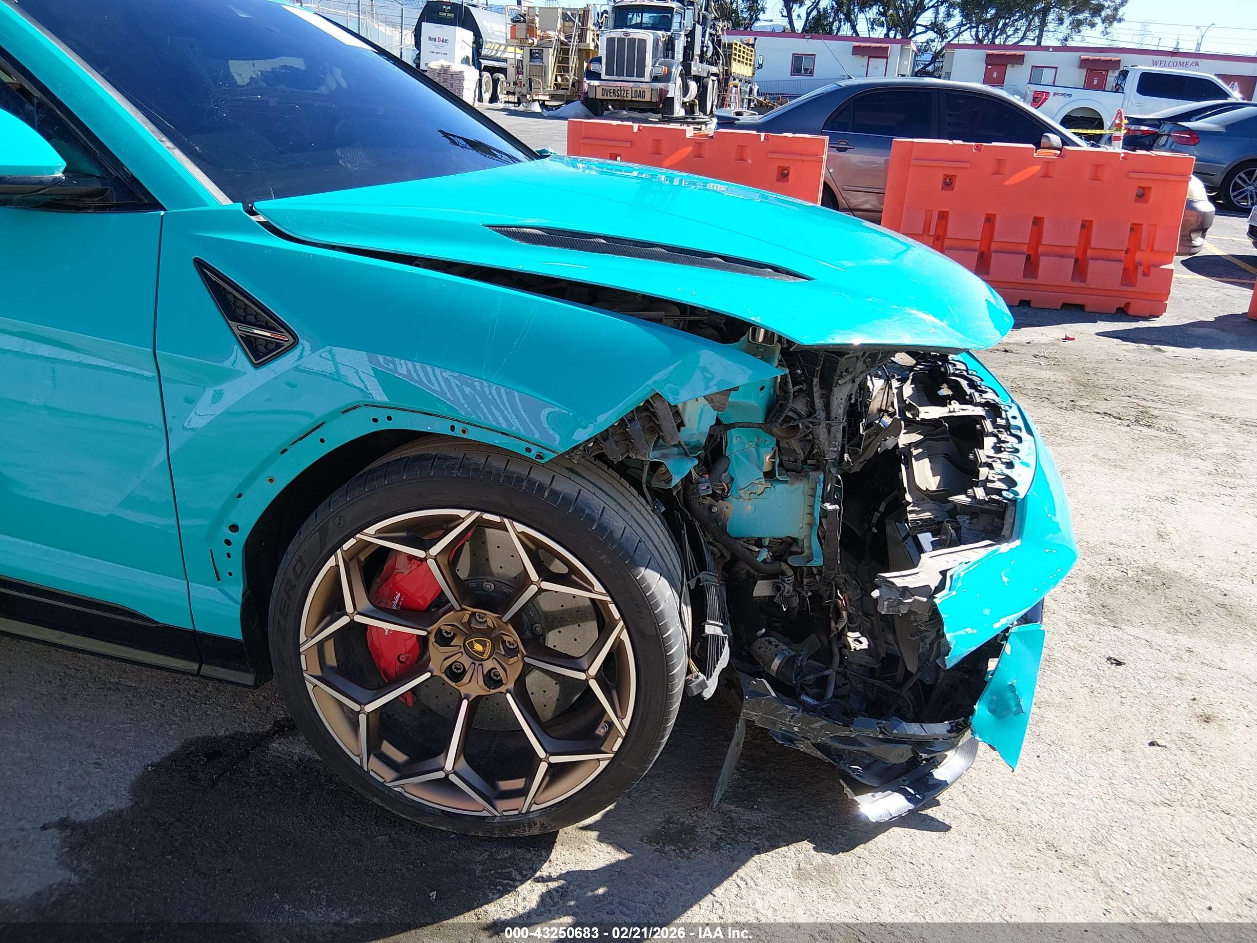 LAMBORGHINI URUS image 6