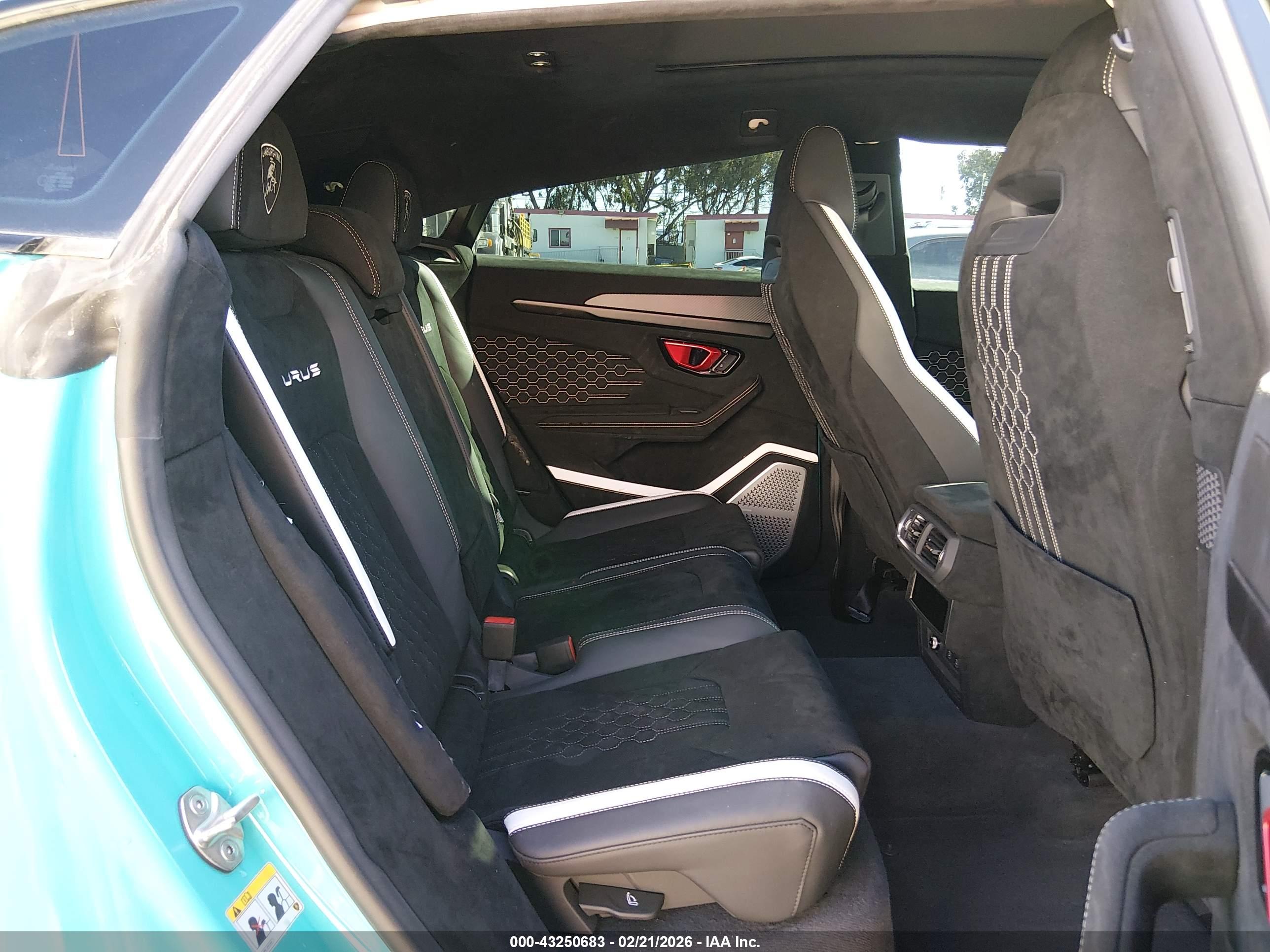 LAMBORGHINI URUS image 8