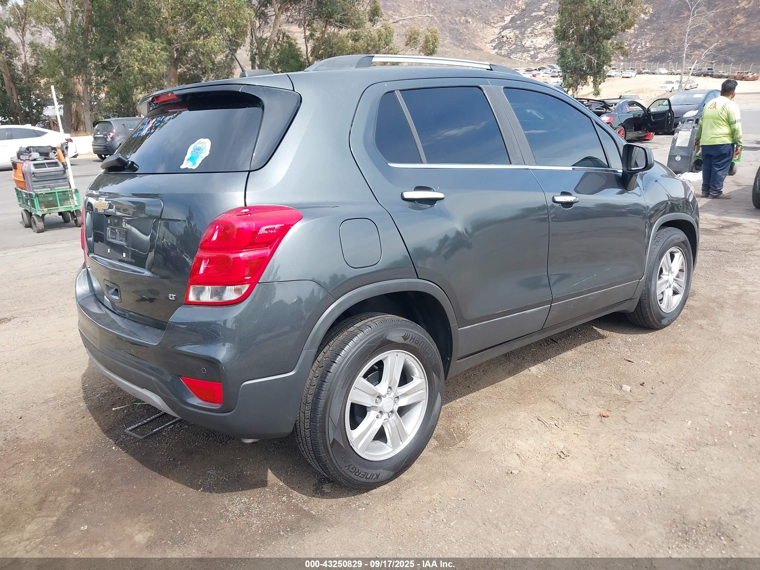 CHEVROLET TRAX image 4
