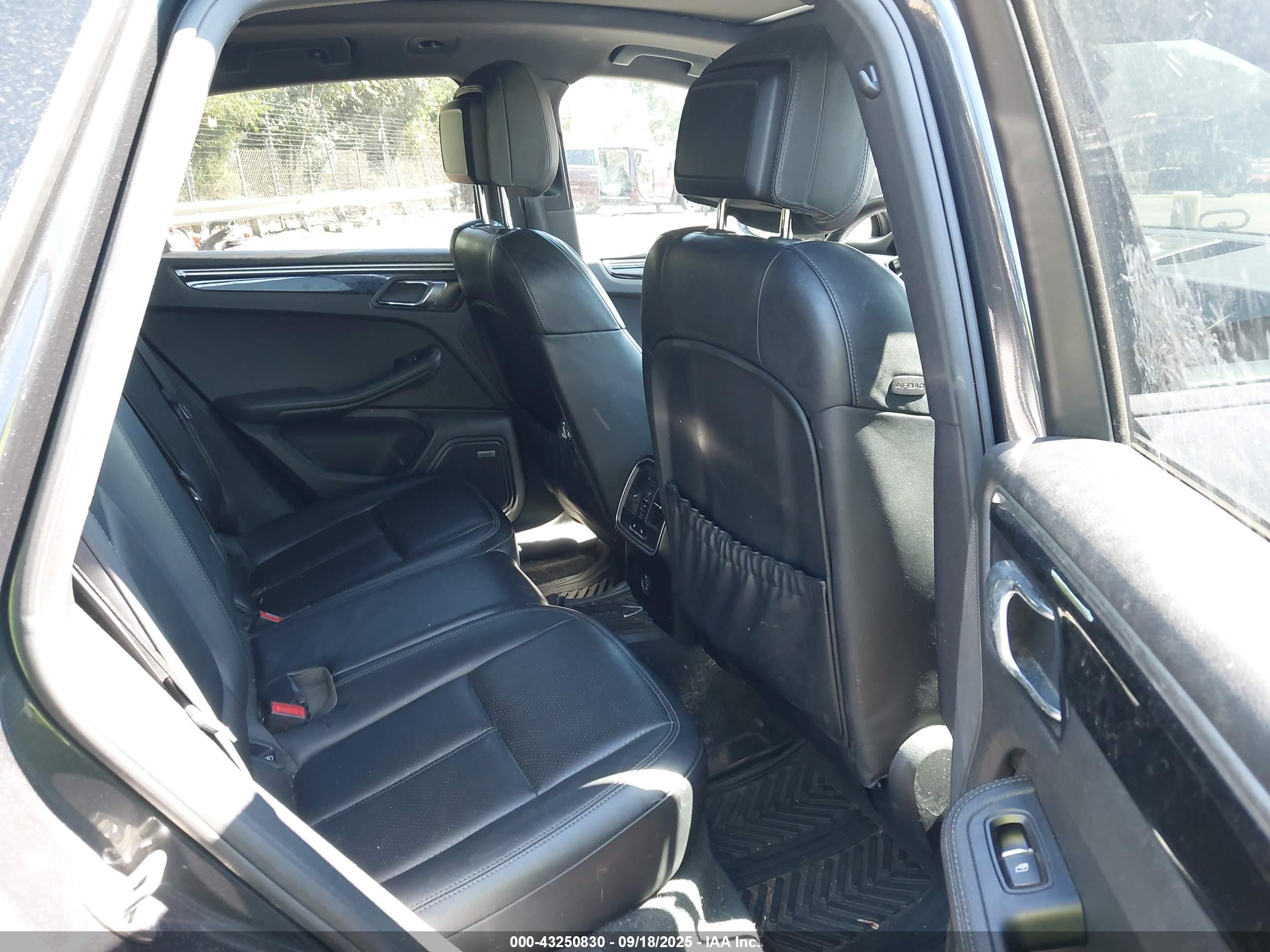 PORSCHE MACAN image 8