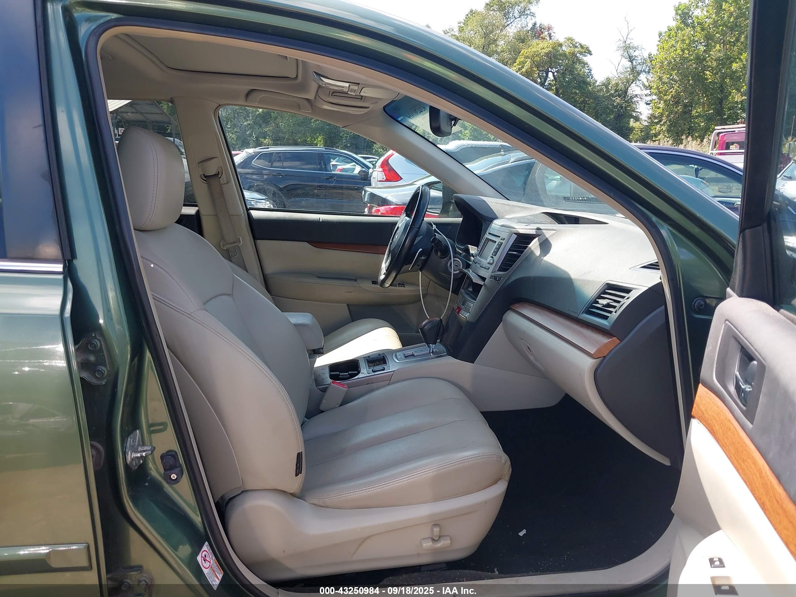 SUBARU OUTBACK image 5