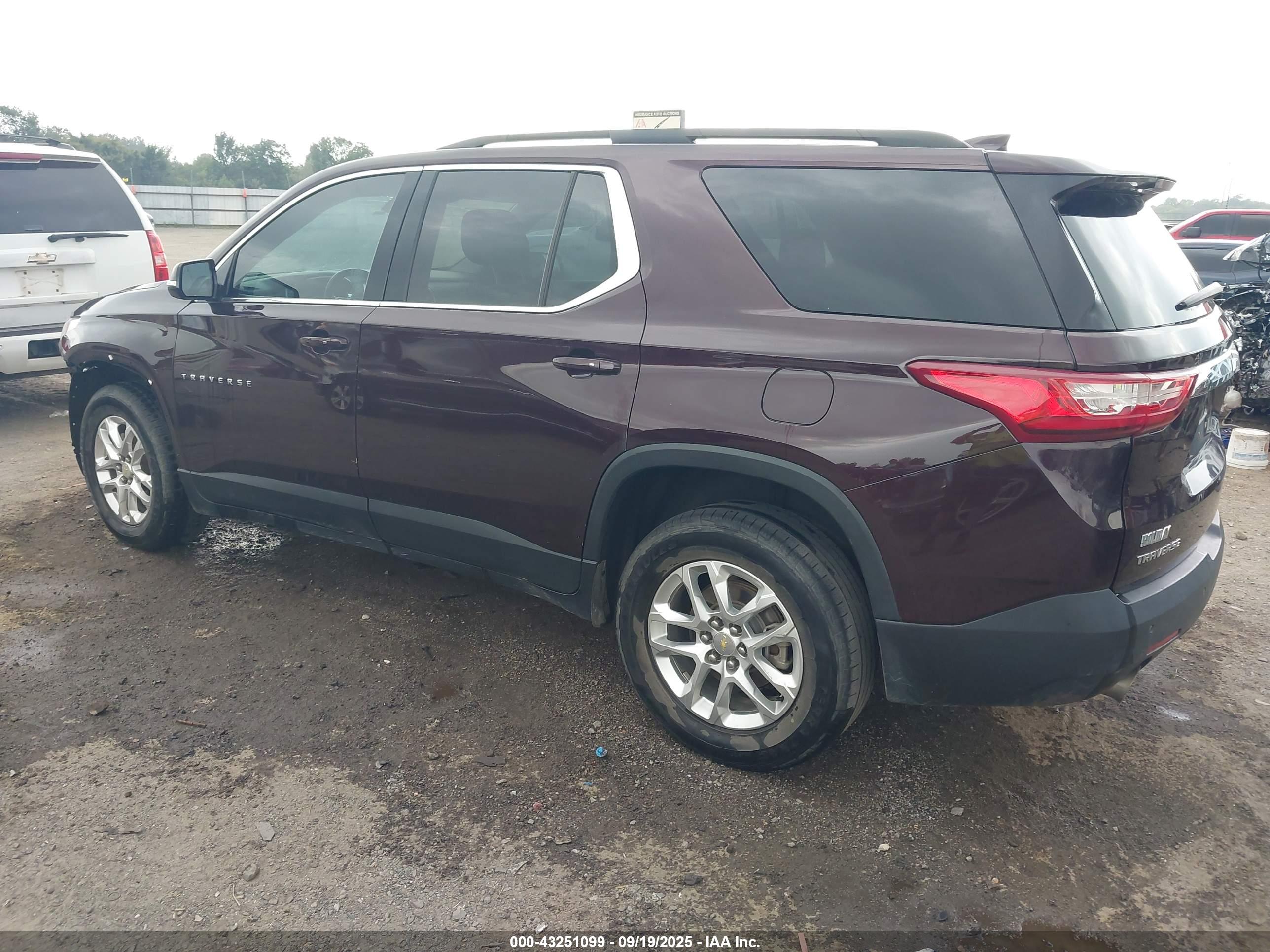 CHEVROLET TRAVERSE image 3