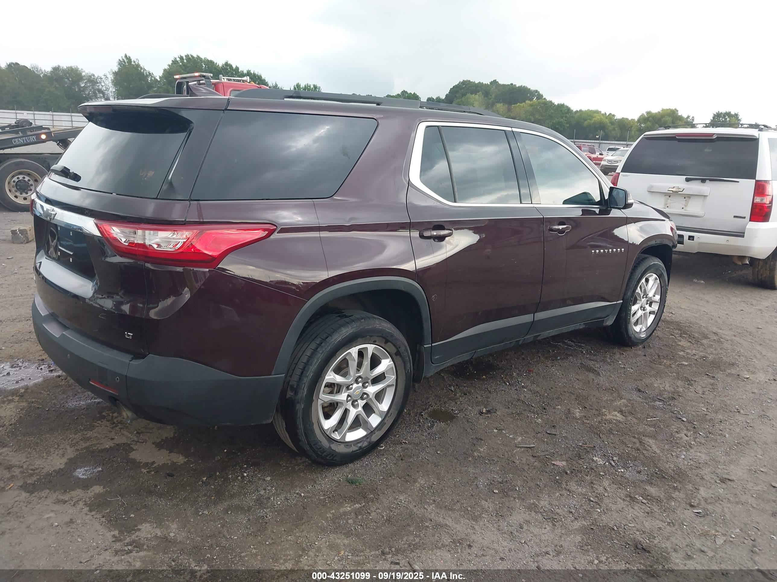 CHEVROLET TRAVERSE image 4