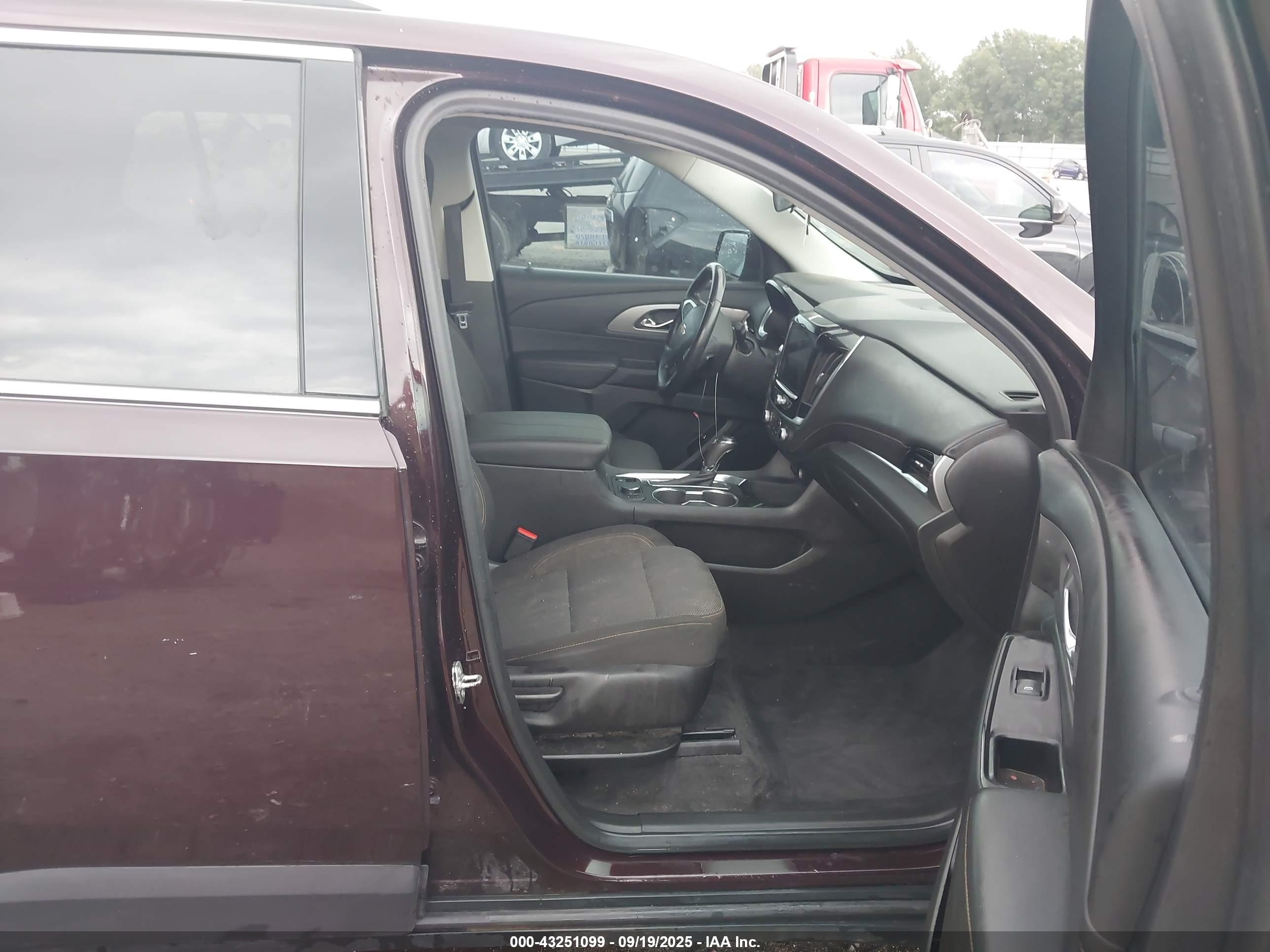 CHEVROLET TRAVERSE image 5