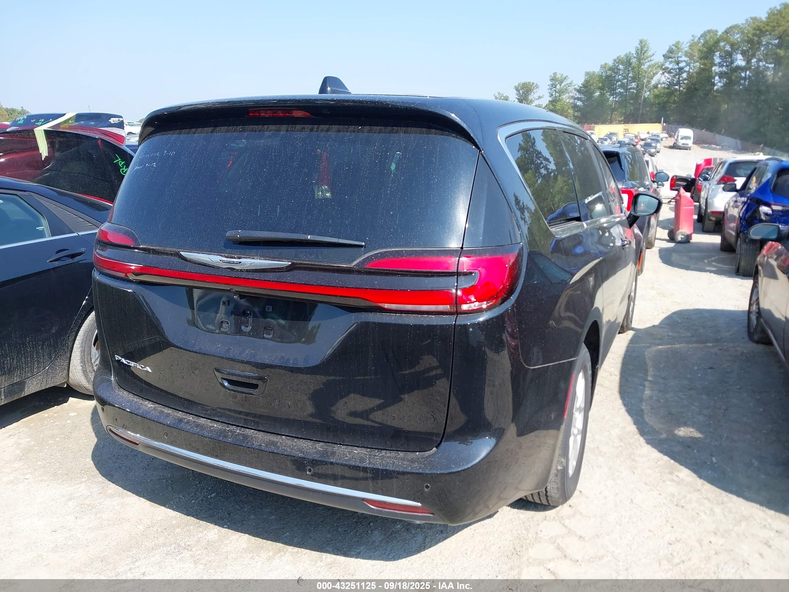CHRYSLER PACIFICA image 4