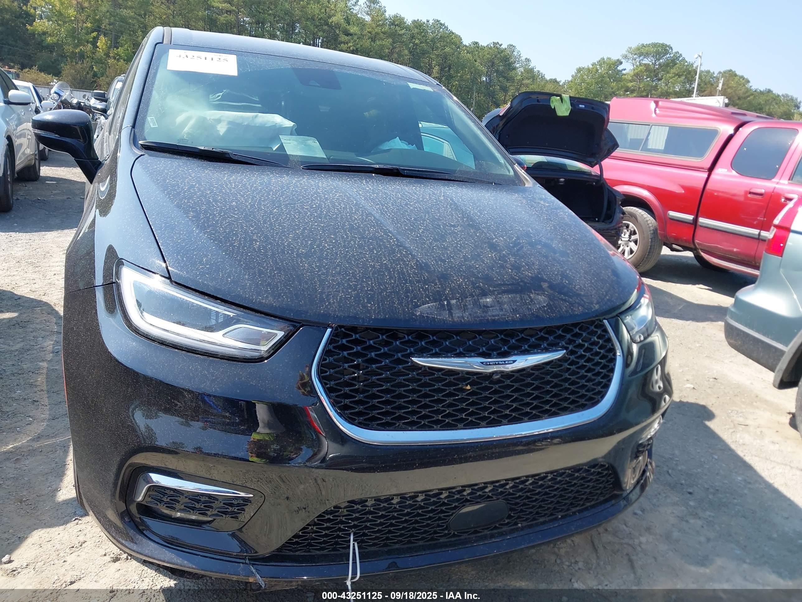 CHRYSLER PACIFICA image 6