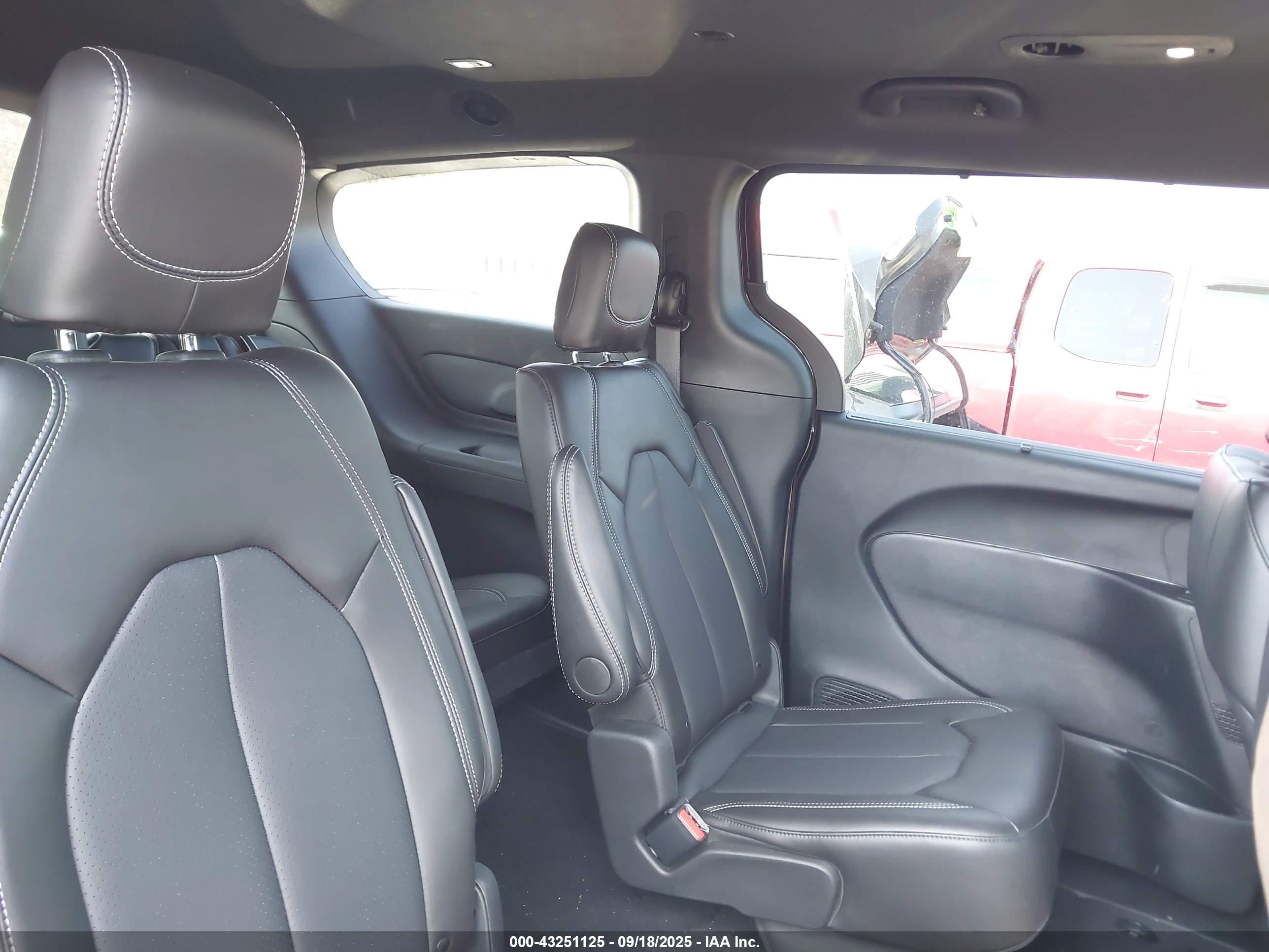 CHRYSLER PACIFICA image 8