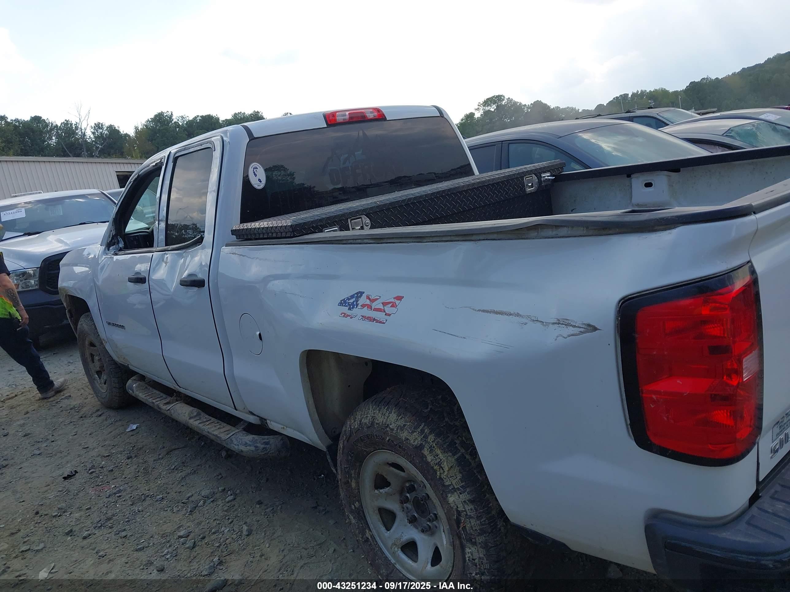 CHEVROLET SILVERADO image 6