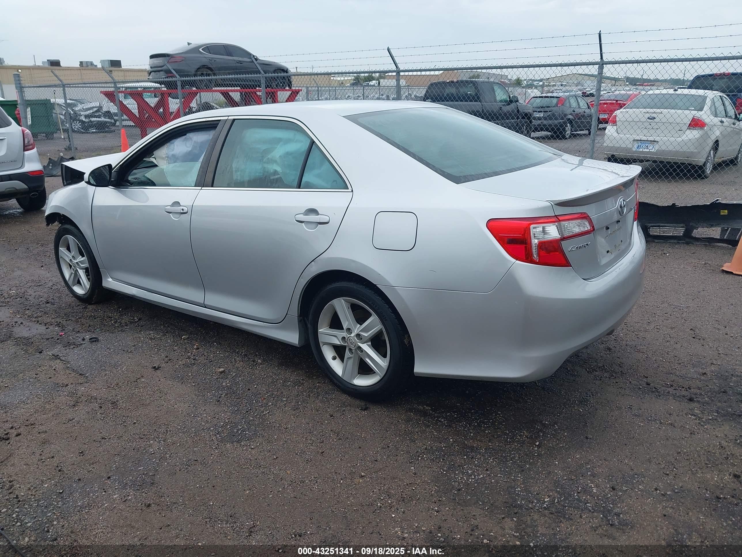 TOYOTA CAMRY image 3