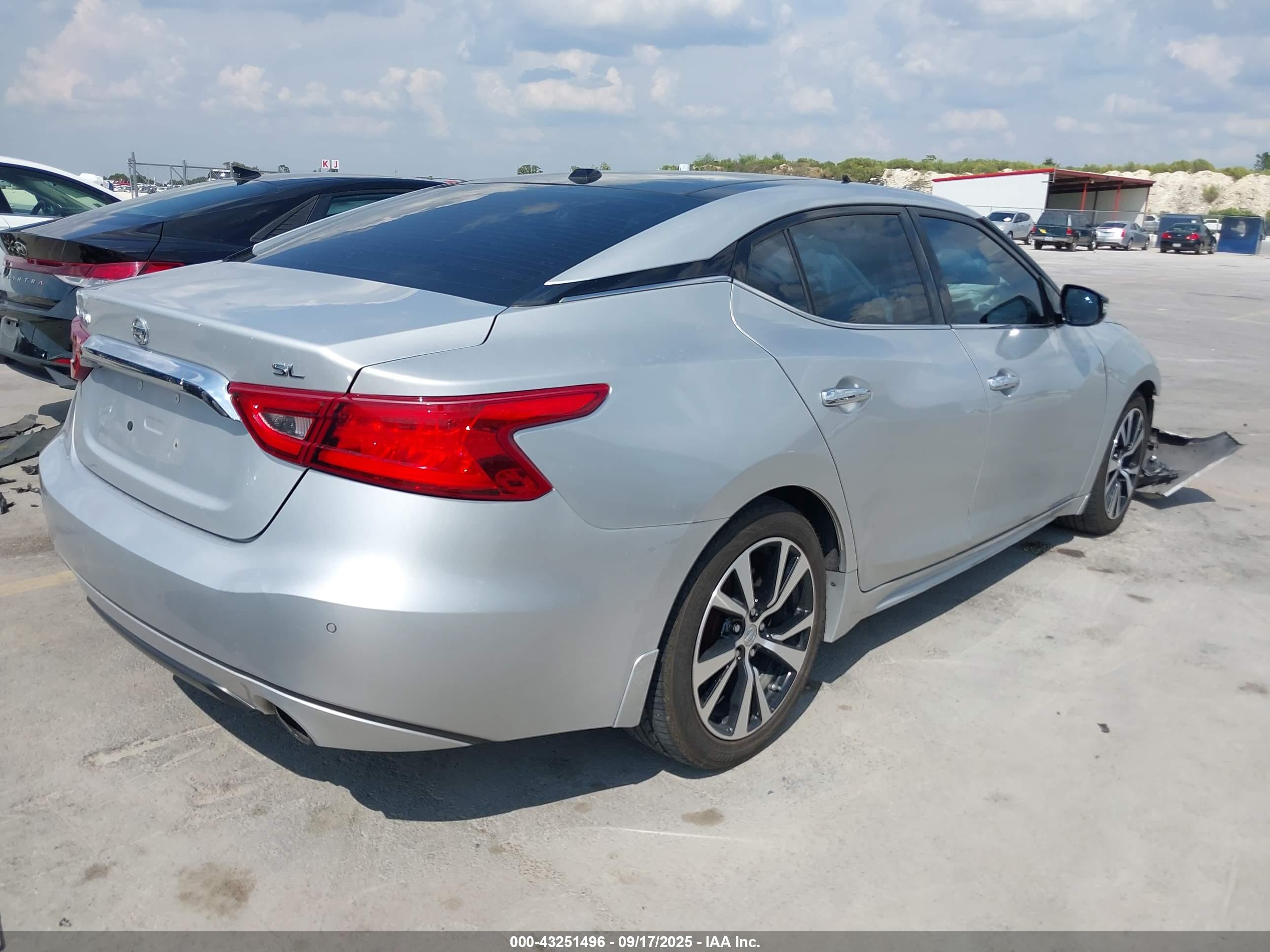 NISSAN MAXIMA image 4