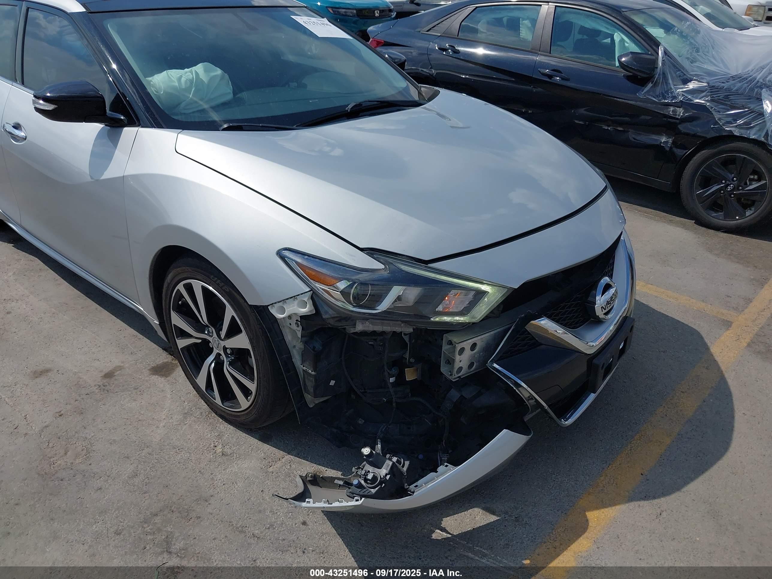 NISSAN MAXIMA image 6