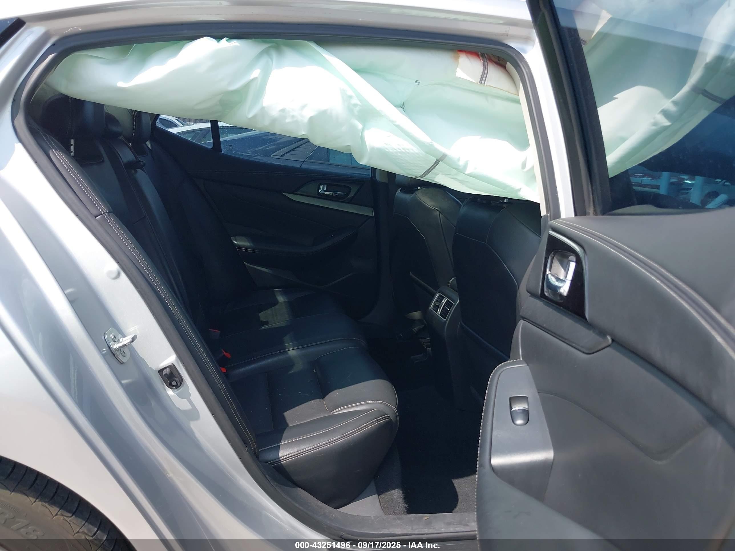 NISSAN MAXIMA image 8