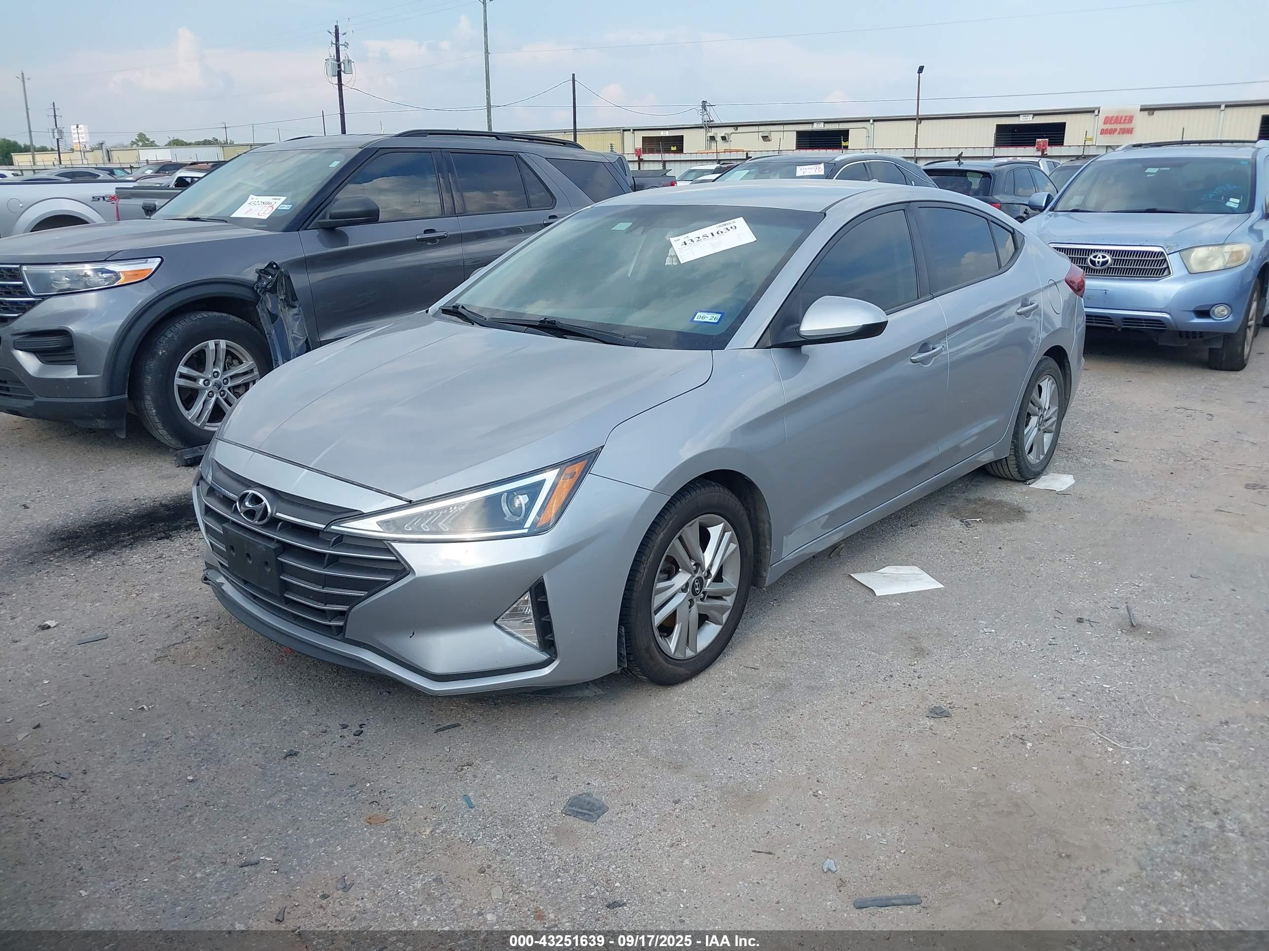 HYUNDAI ELANTRA image 2