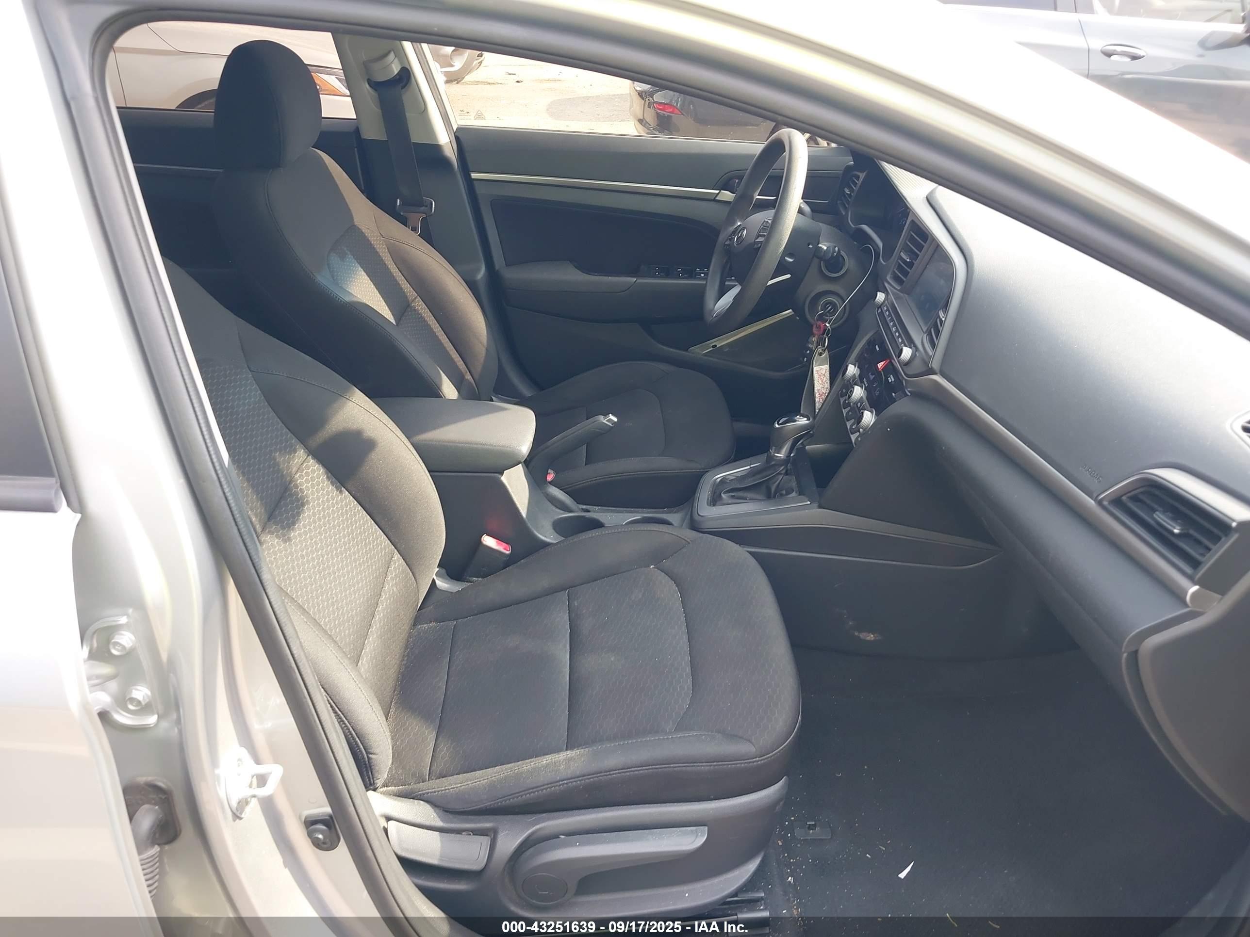 HYUNDAI ELANTRA image 5