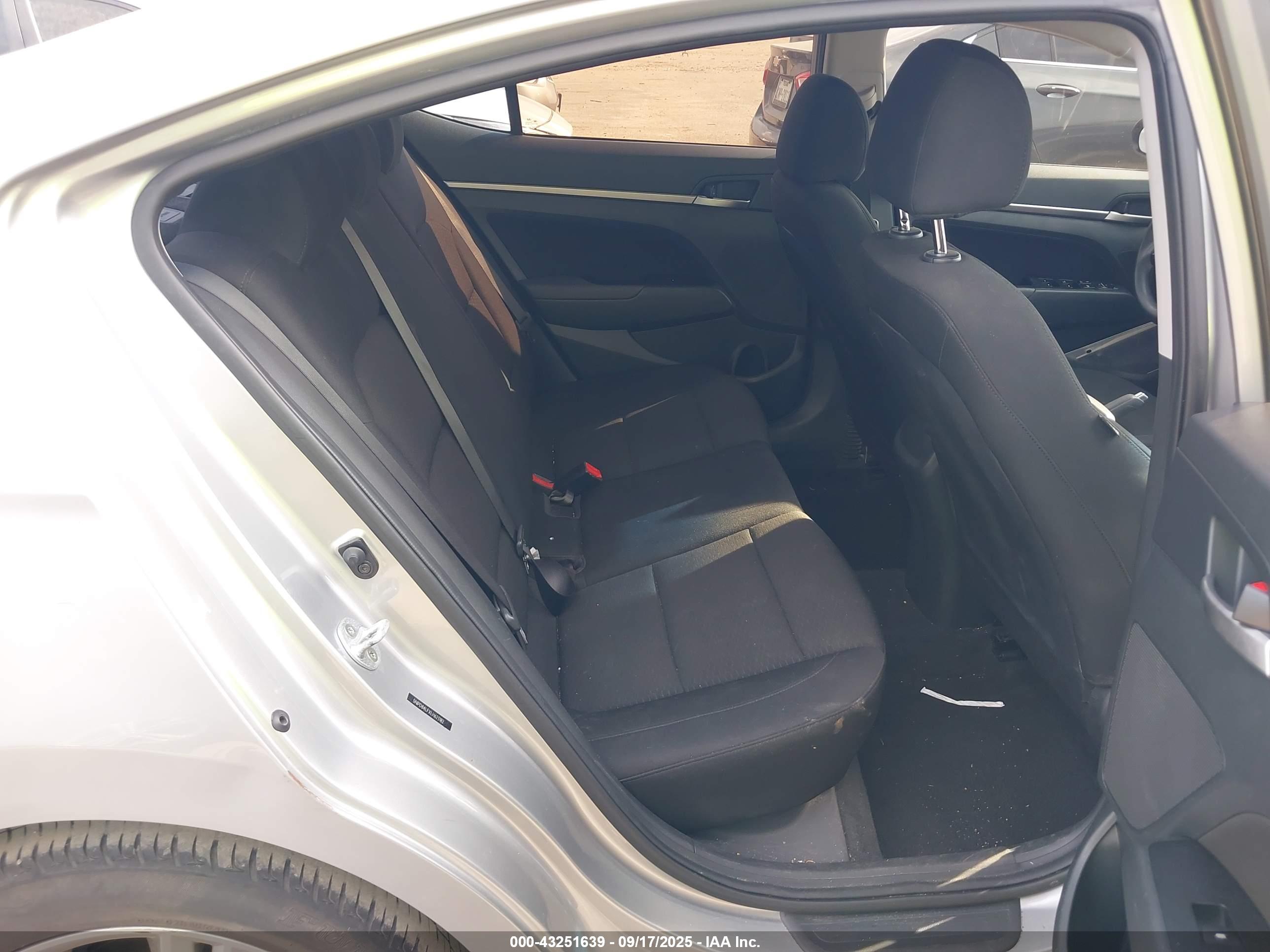 HYUNDAI ELANTRA image 8