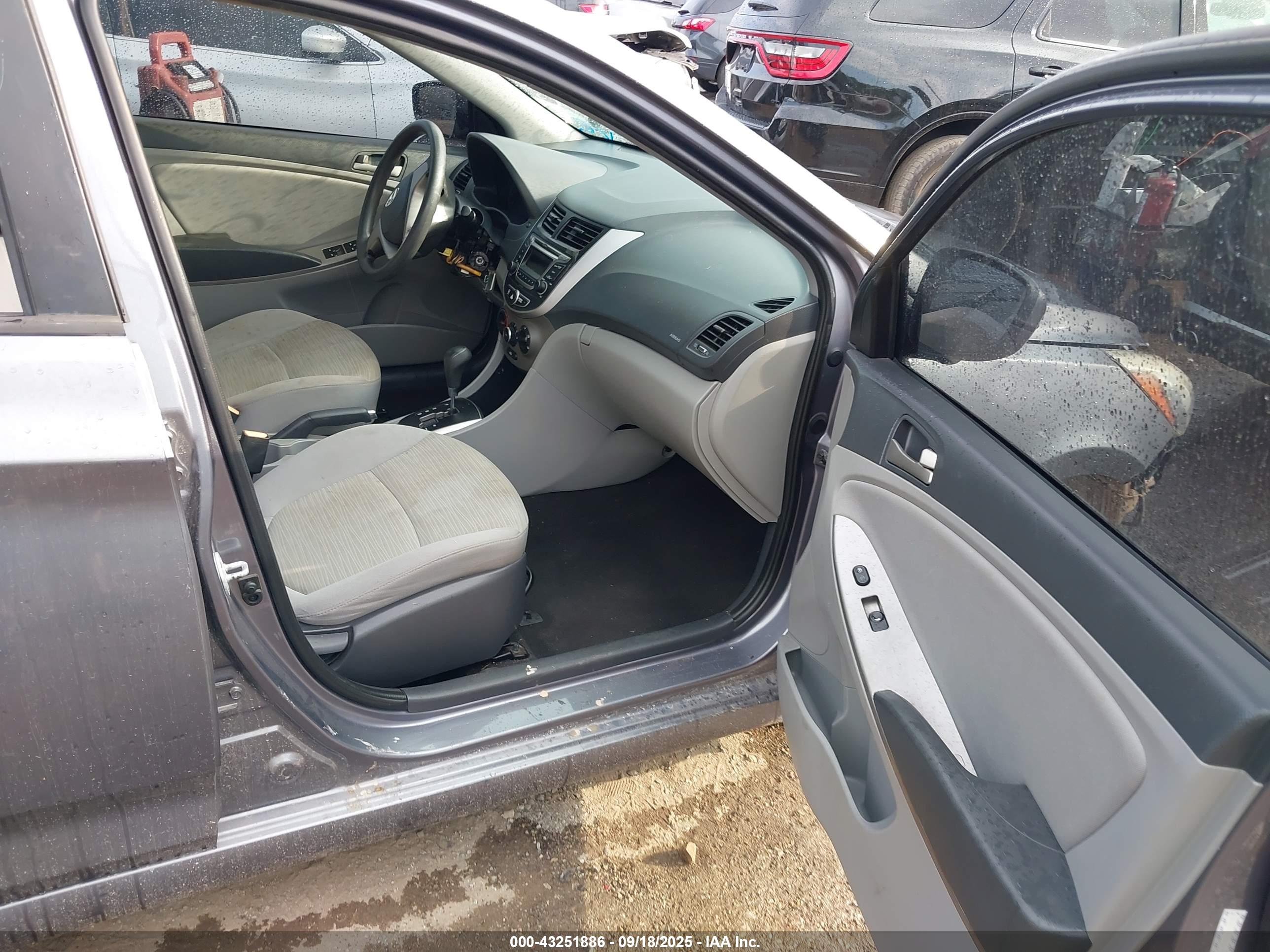 HYUNDAI ACCENT image 5