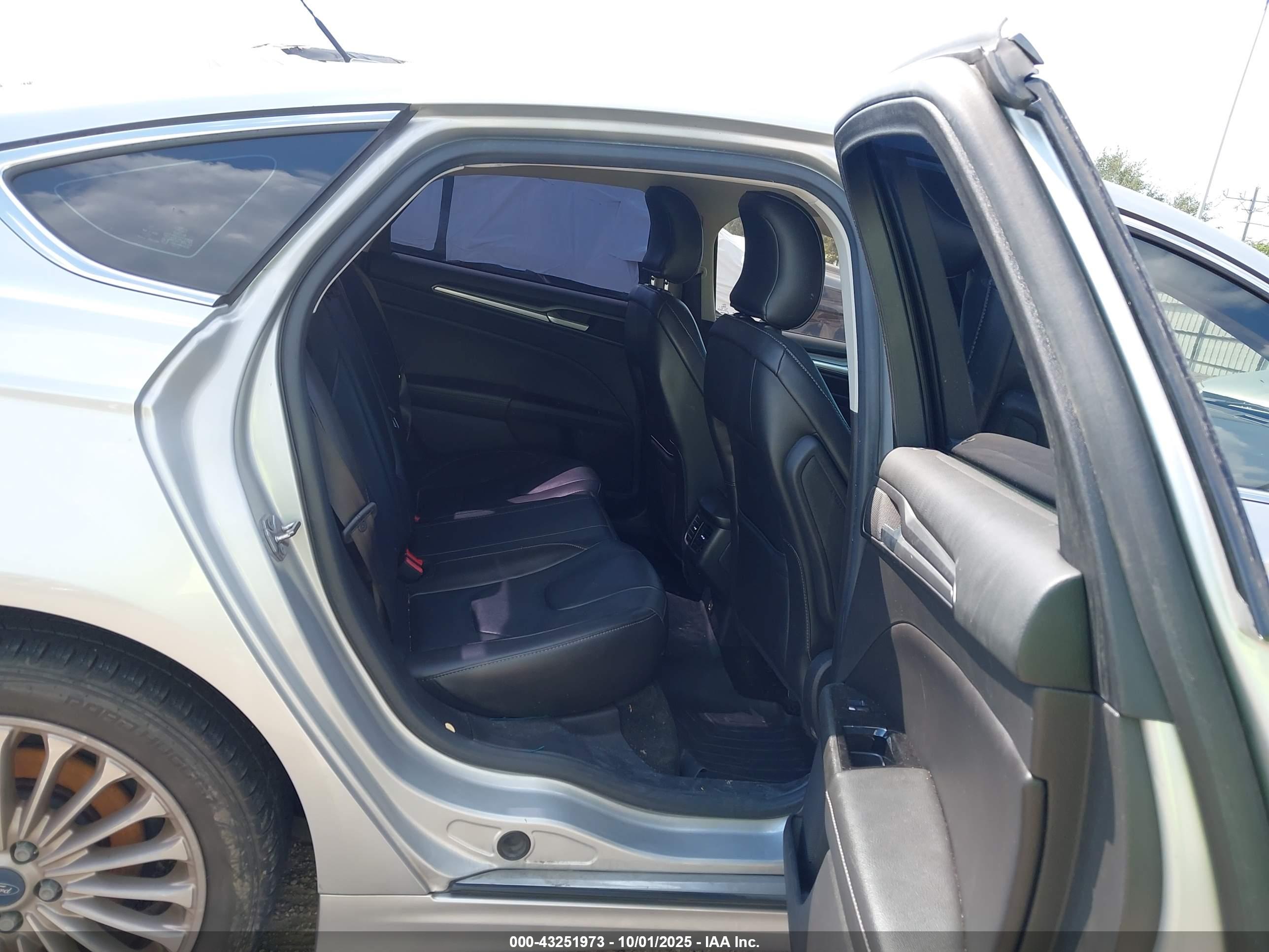 FORD FUSION image 8