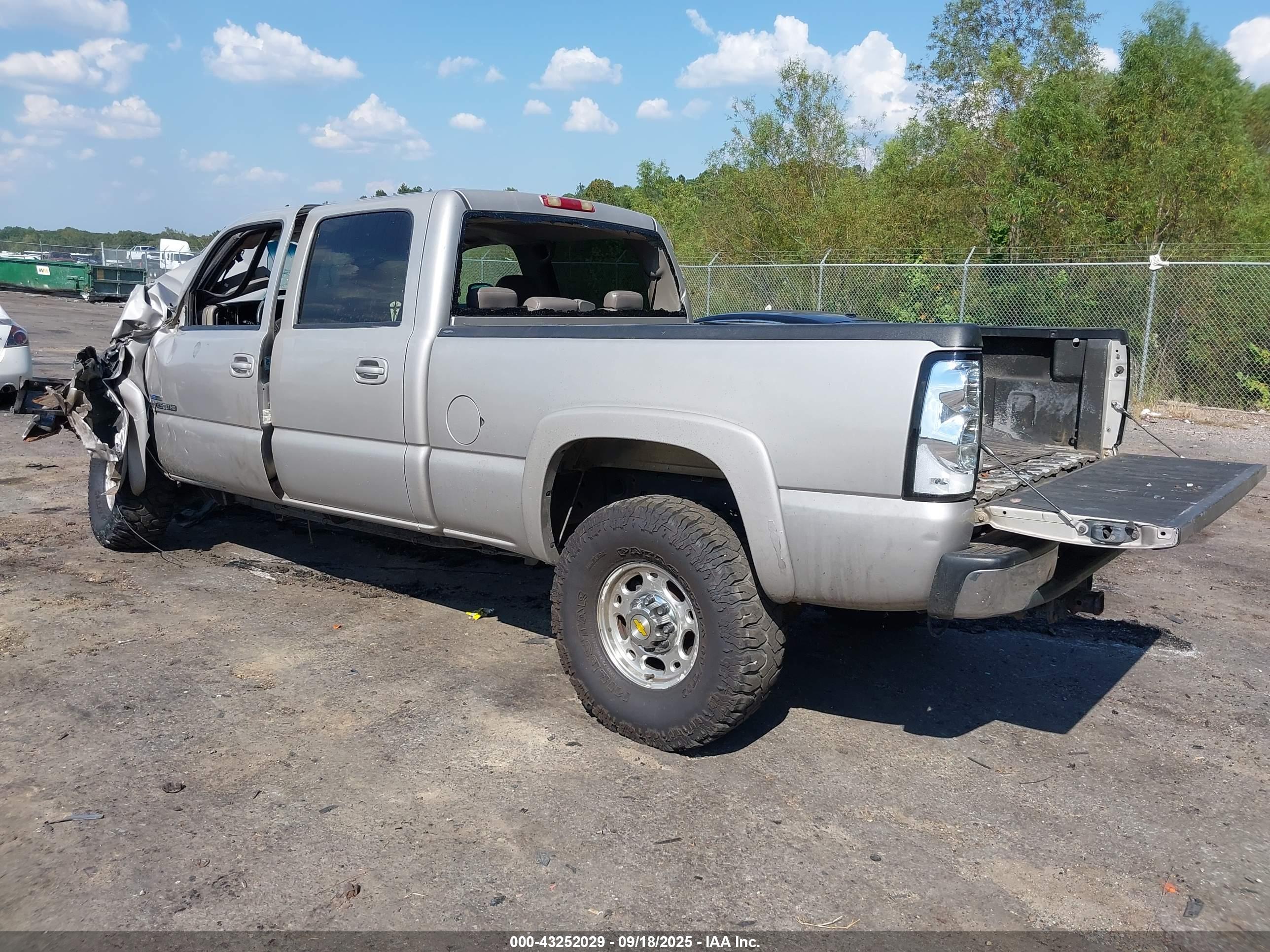 CHEVROLET SILVERADO image 3