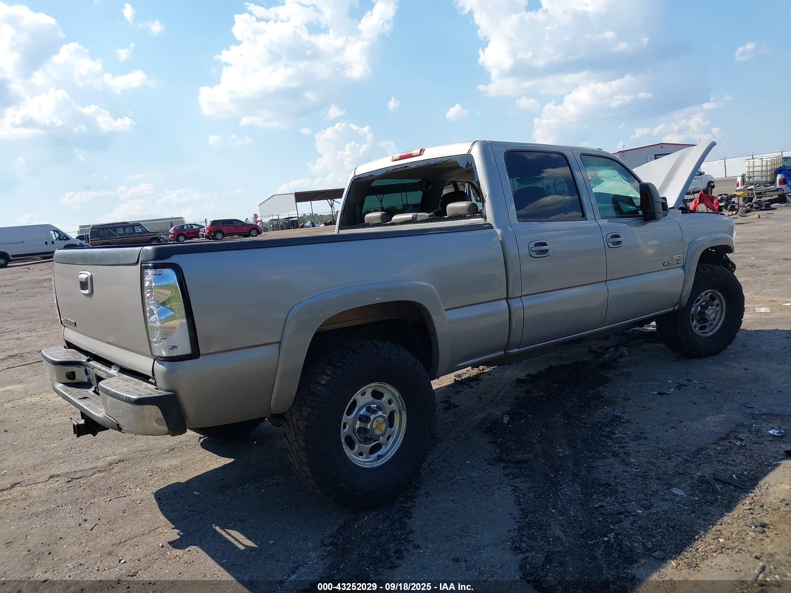 CHEVROLET SILVERADO image 4