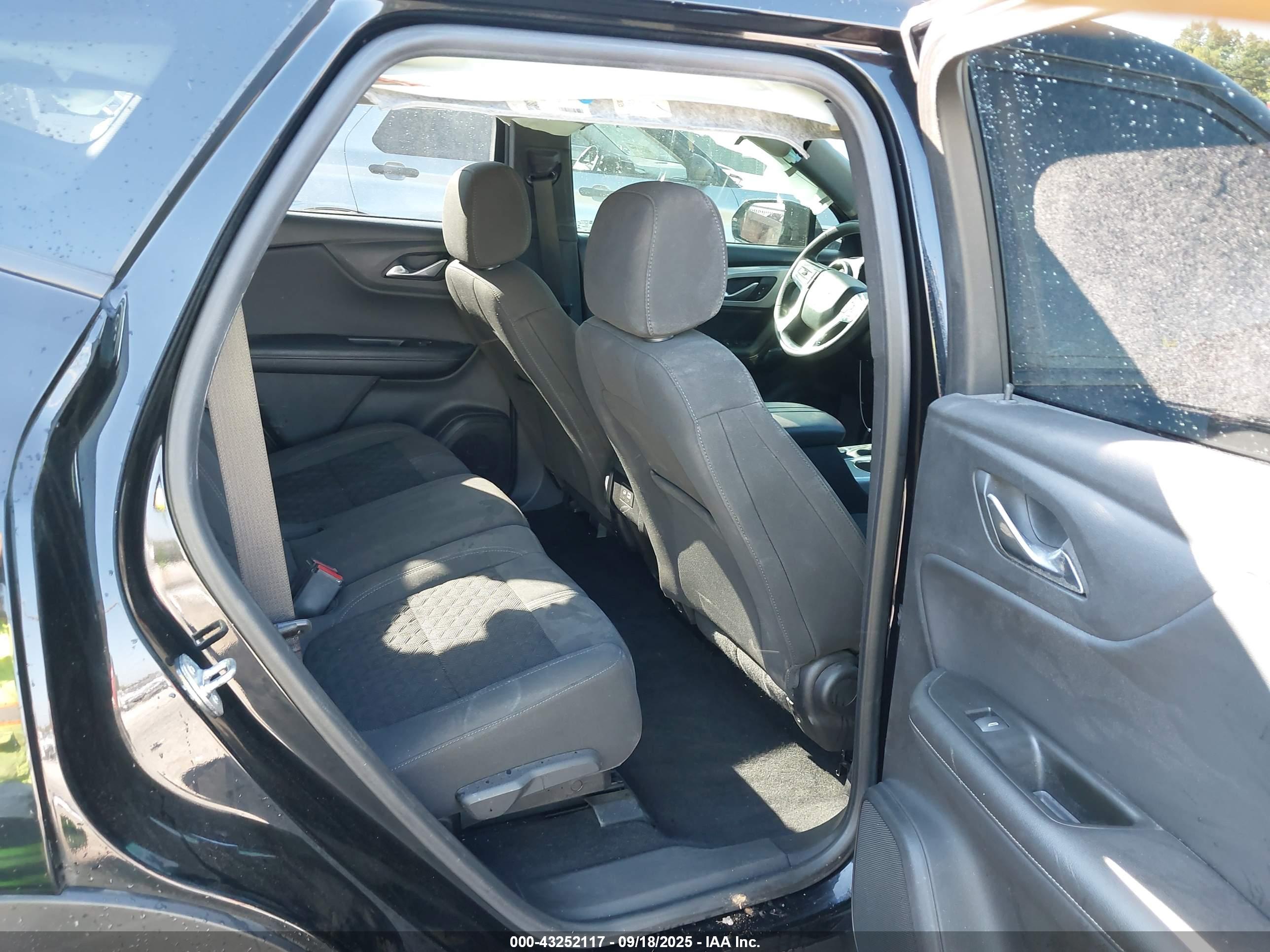 CHEVROLET BLAZER image 8