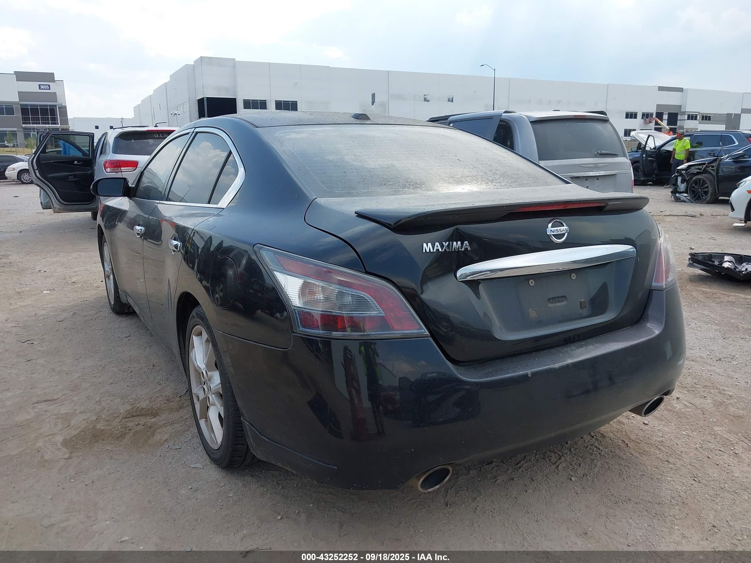 NISSAN MAXIMA image 3