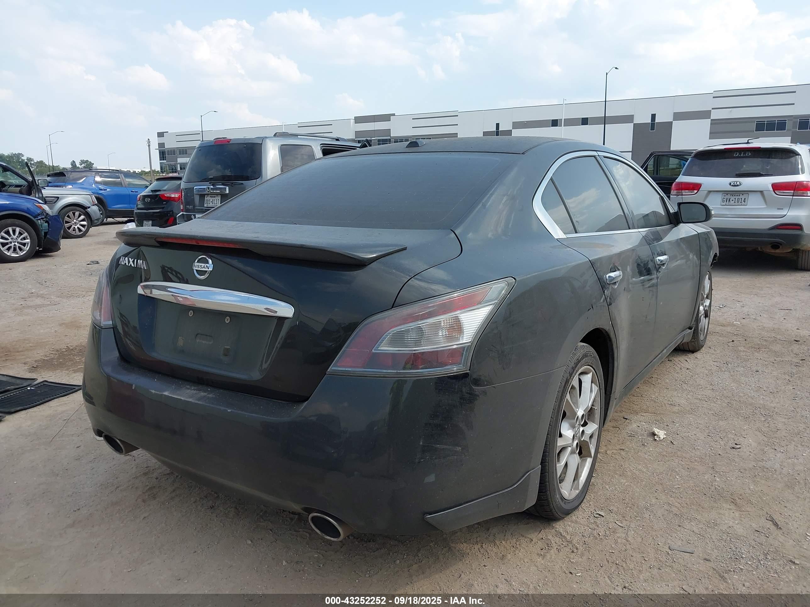 NISSAN MAXIMA image 4