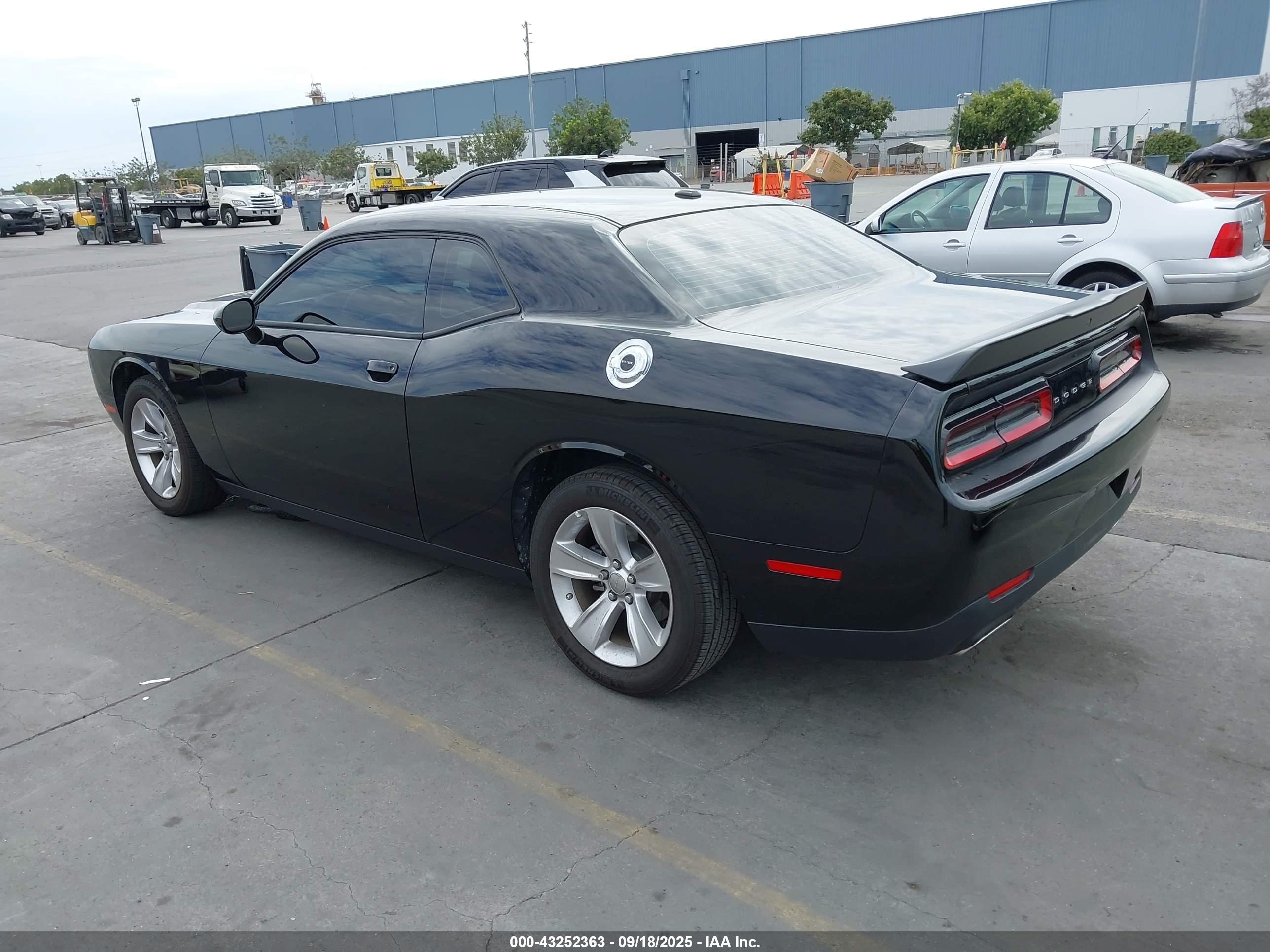 DODGE CHALLENGER image 3