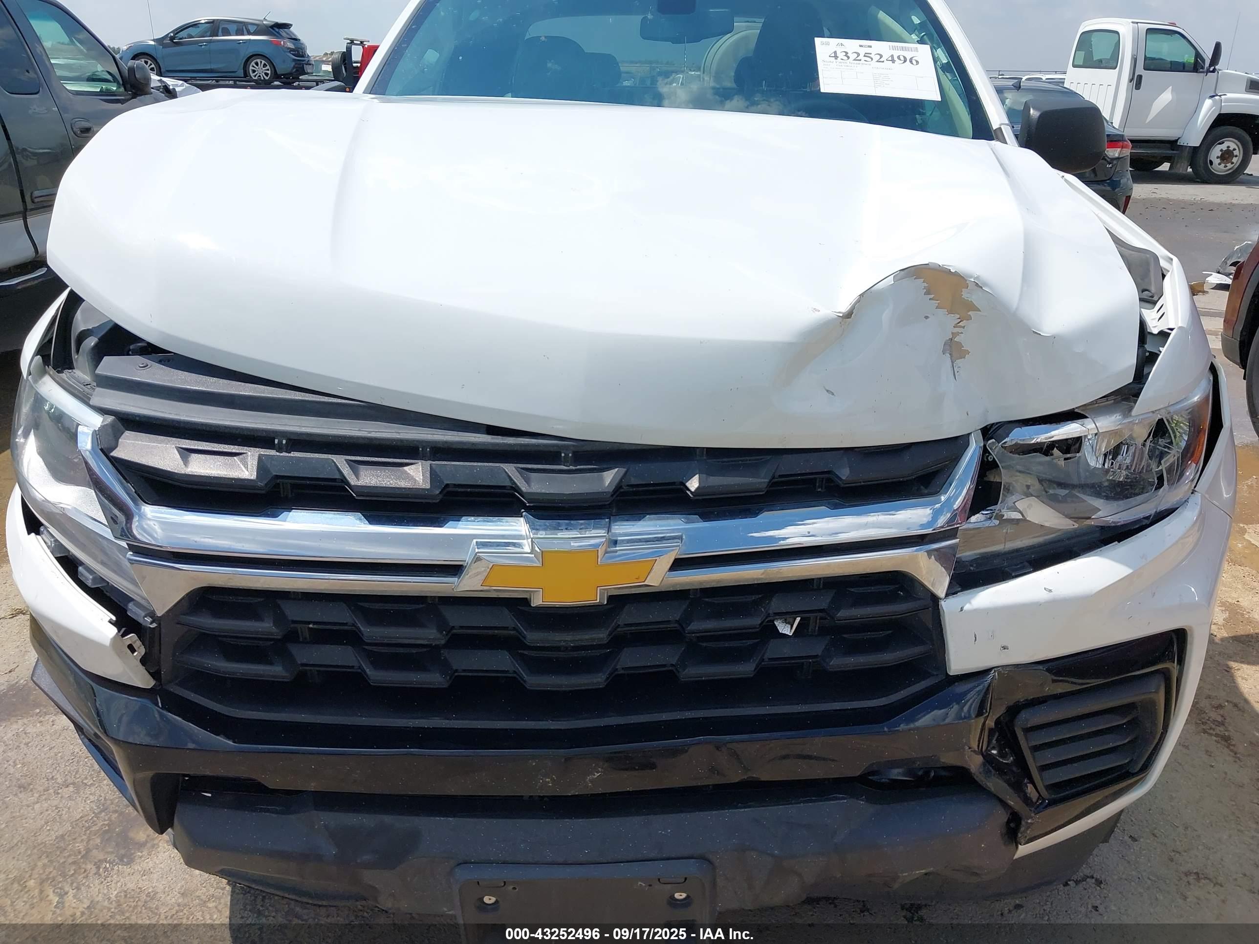 CHEVROLET COLORADO image 6