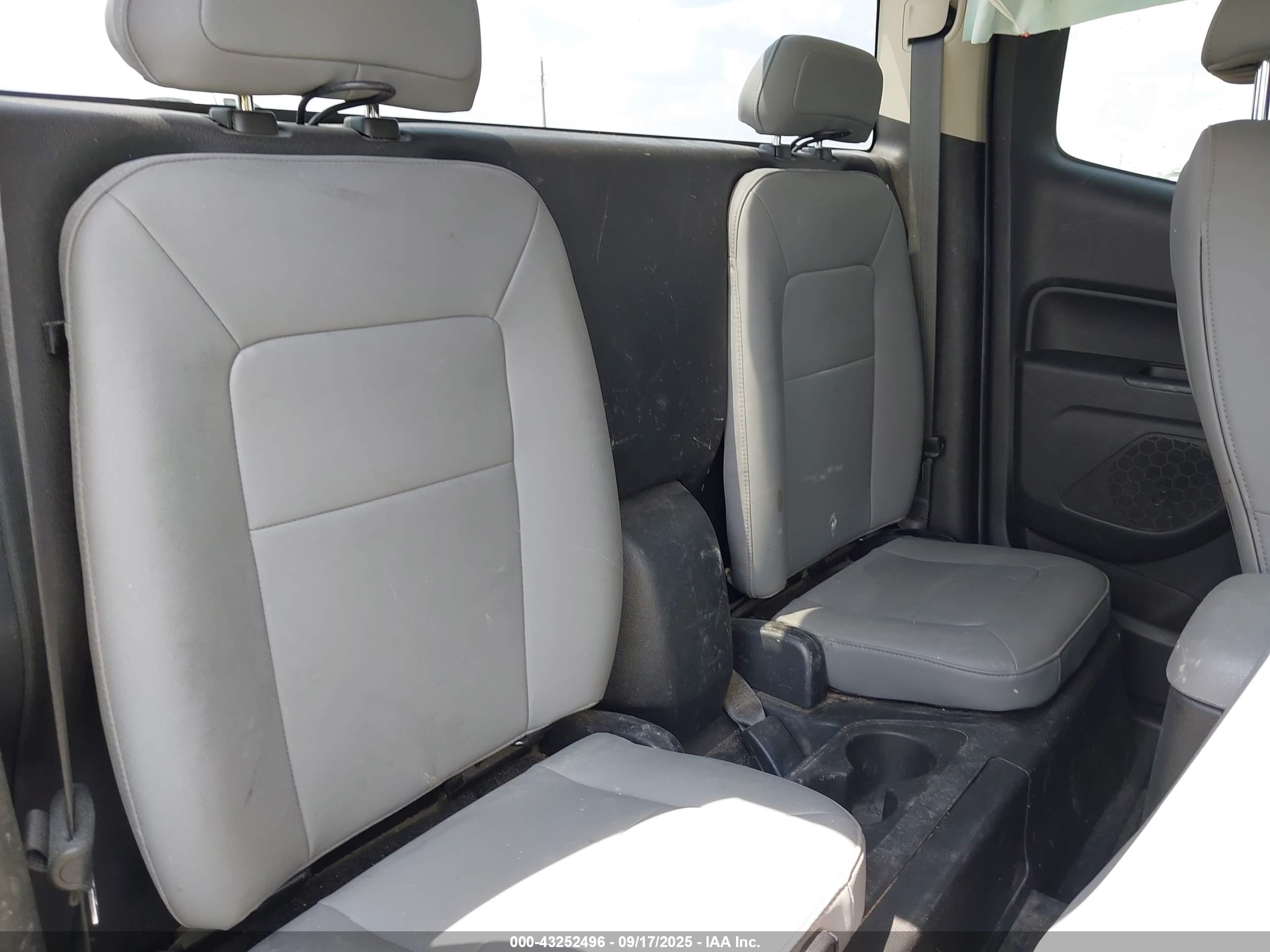 CHEVROLET COLORADO image 8