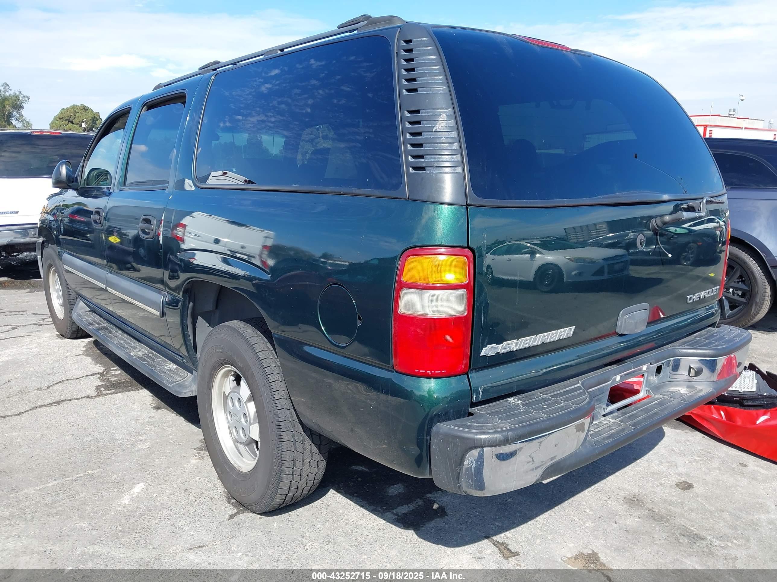 CHEVROLET SUBURBAN image 3
