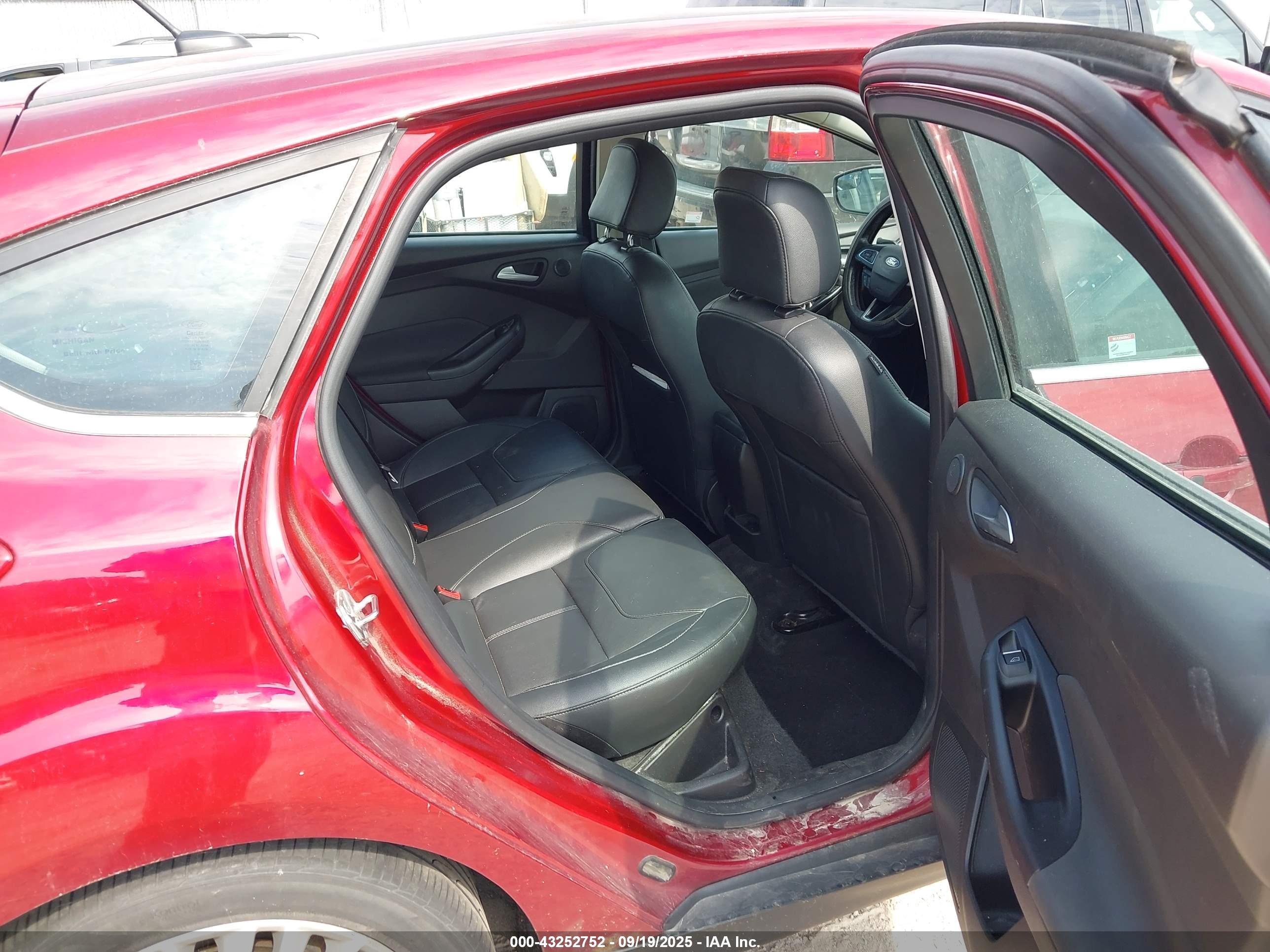 FORD FOCUS image 8