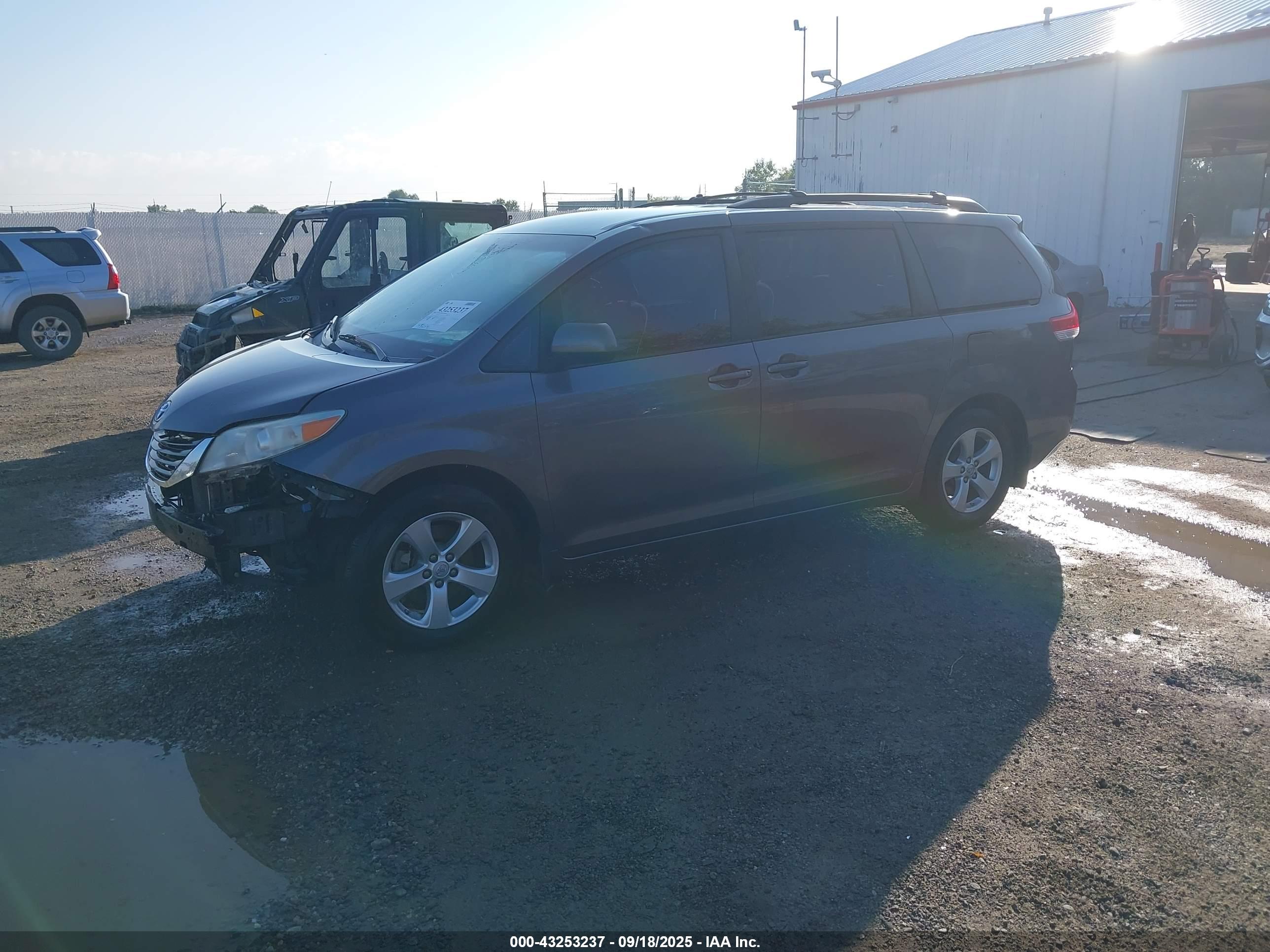TOYOTA SIENNA image 2