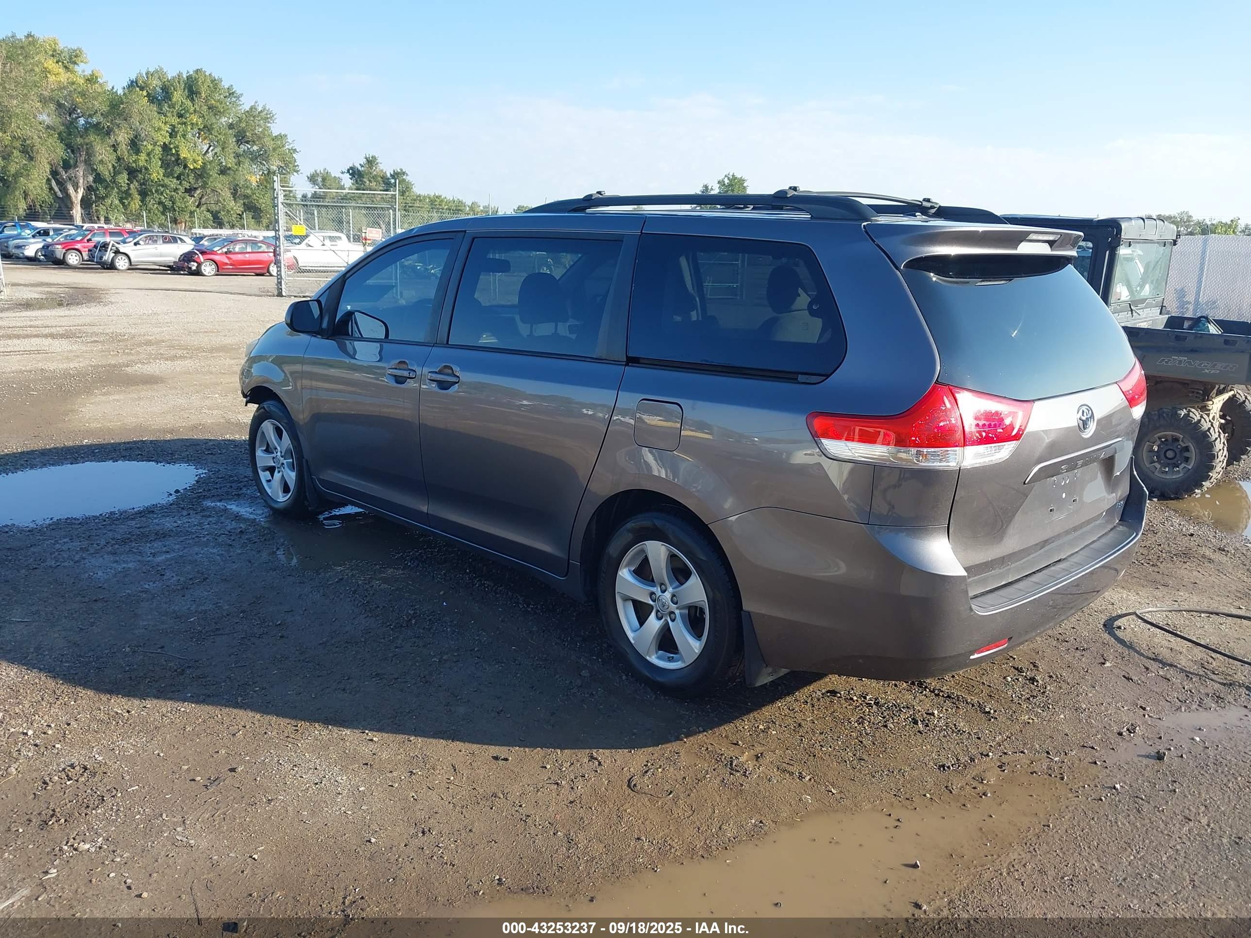 TOYOTA SIENNA image 3