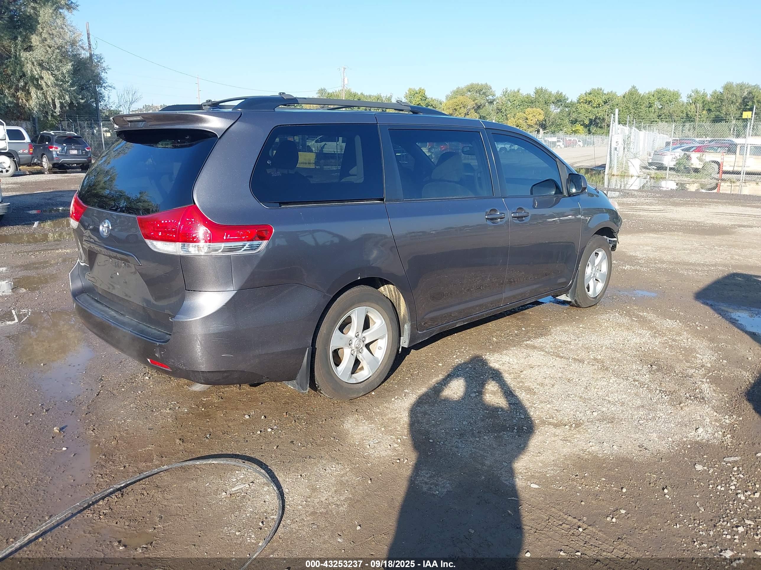 TOYOTA SIENNA image 4