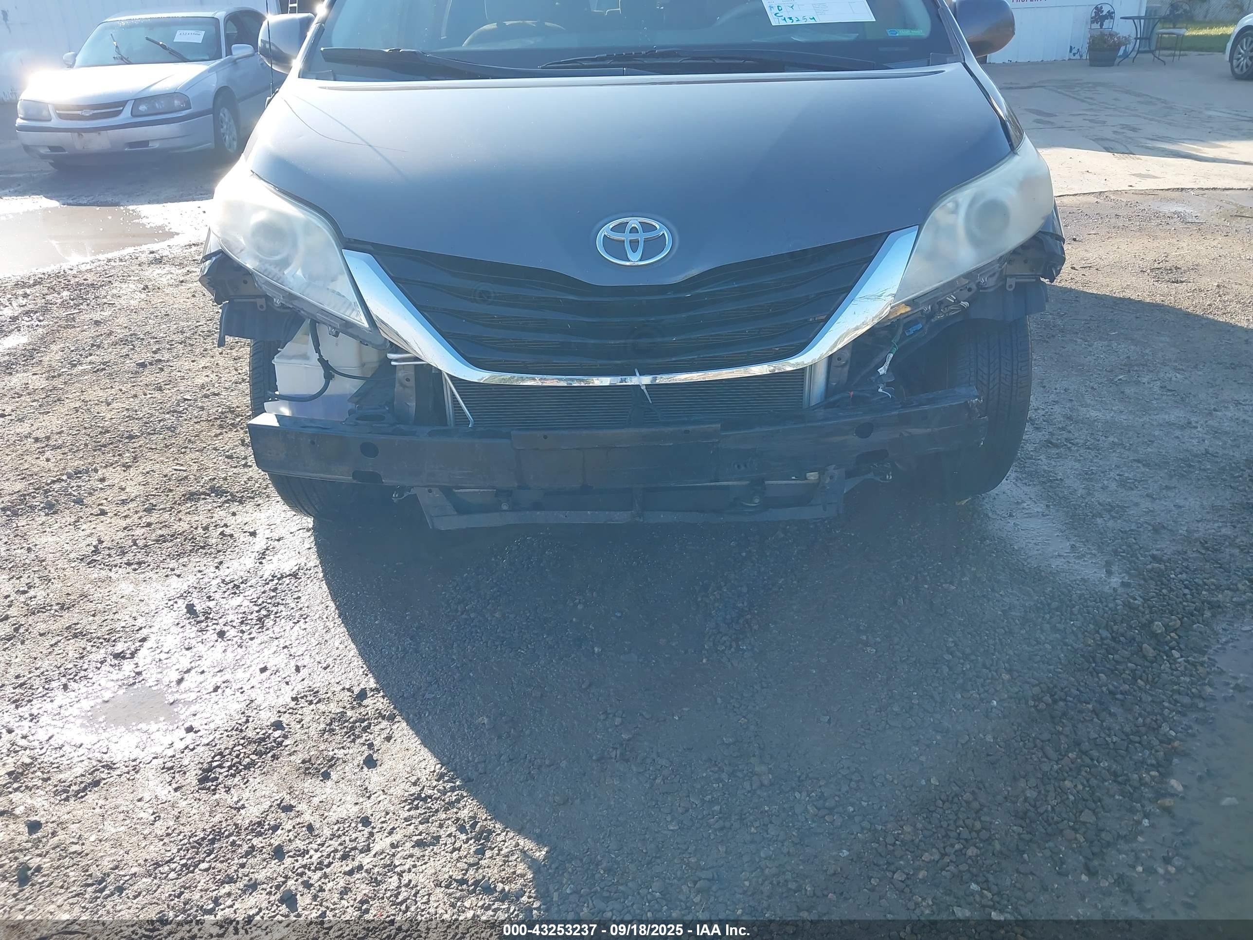 TOYOTA SIENNA image 6