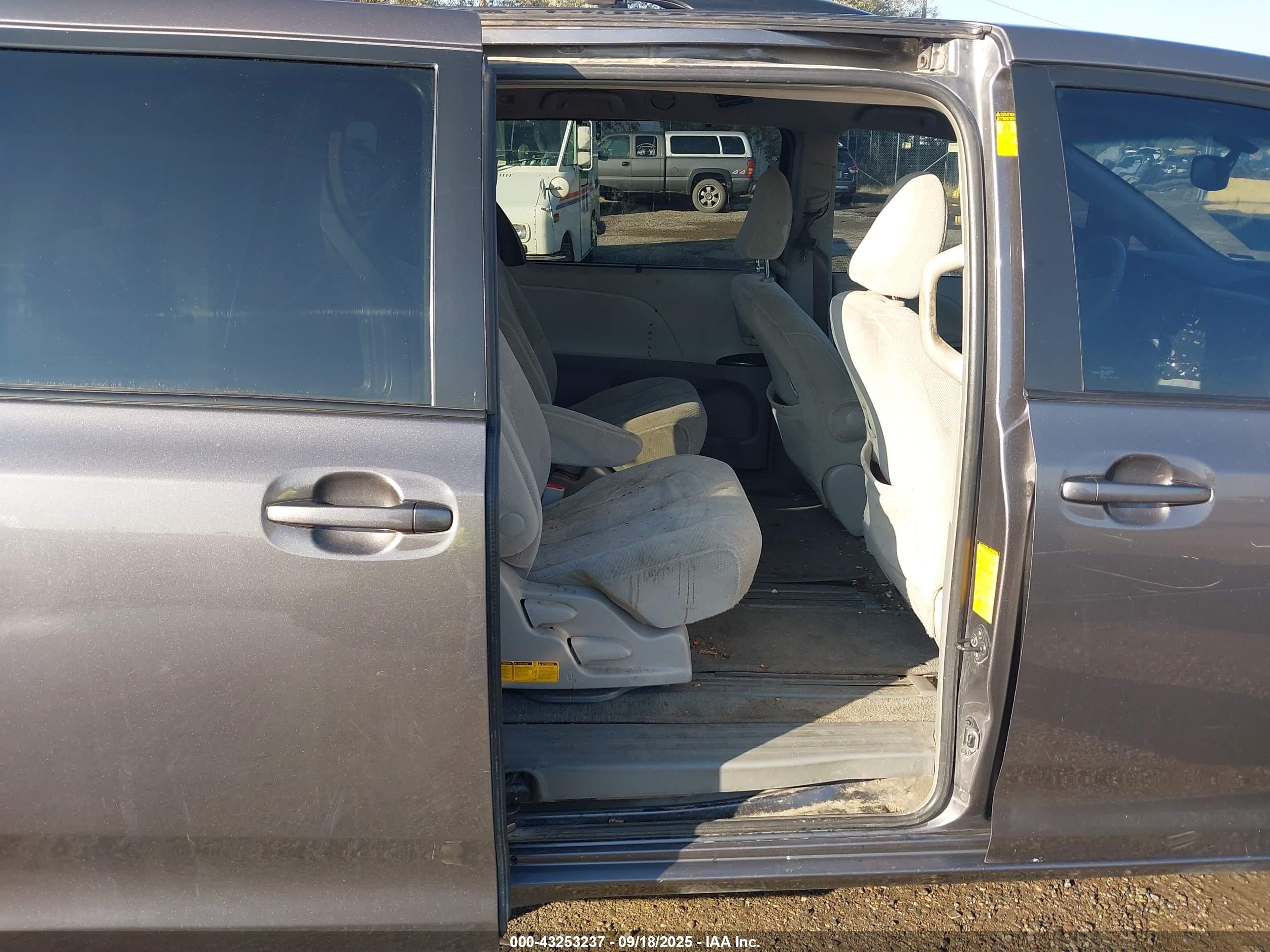 TOYOTA SIENNA image 8
