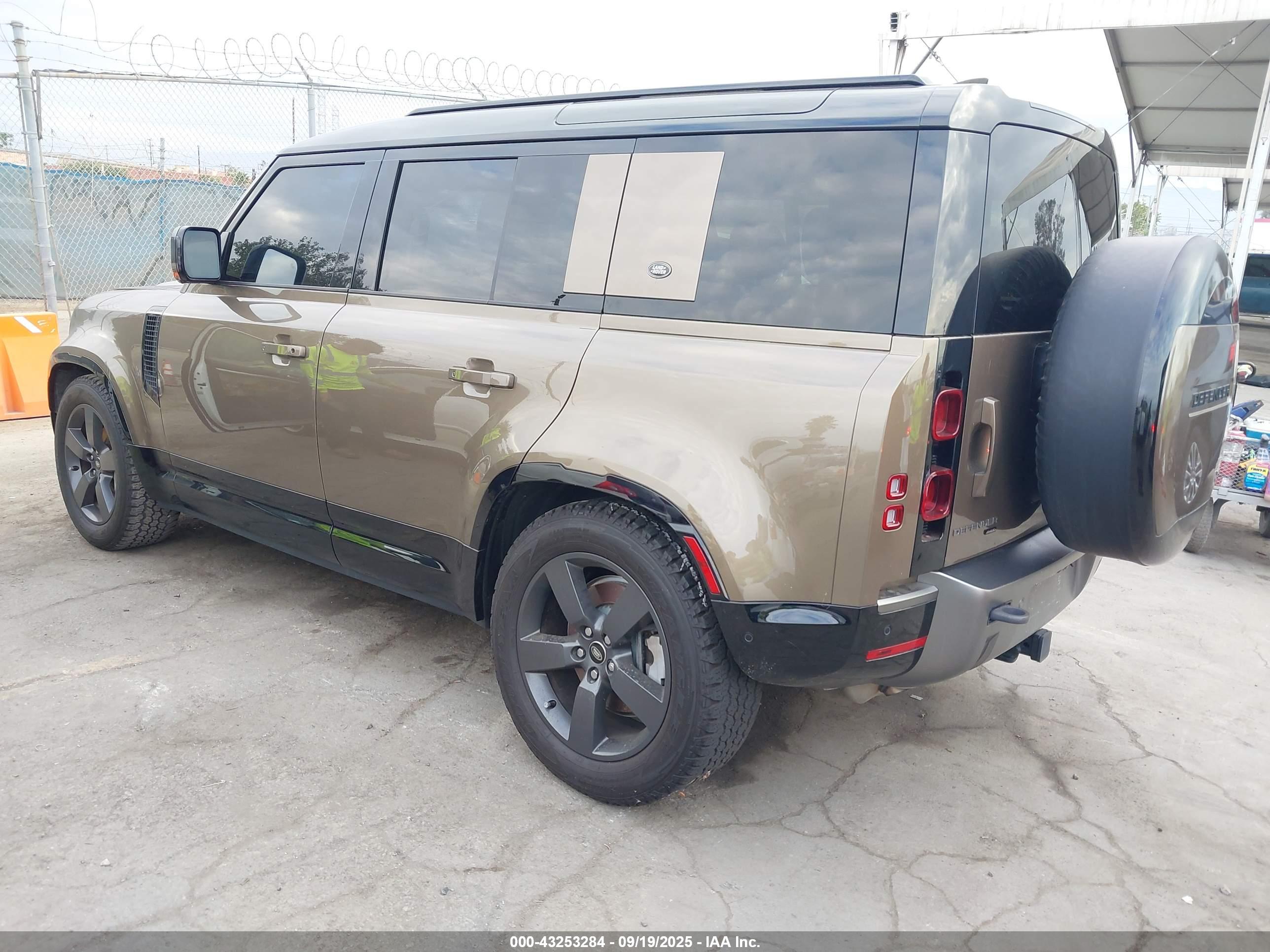 LAND ROVER image 3