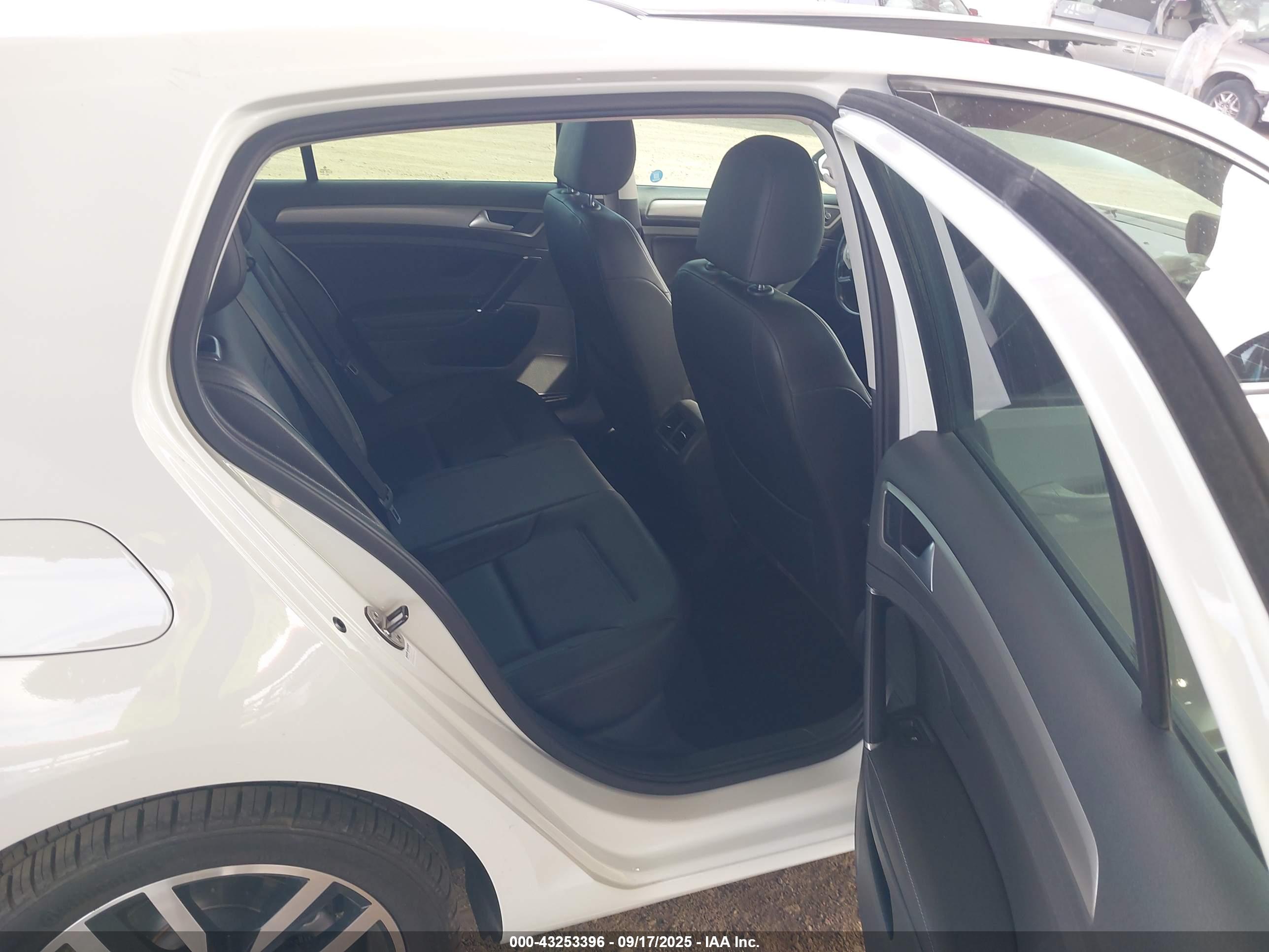 VOLKSWAGEN GOLF image 8
