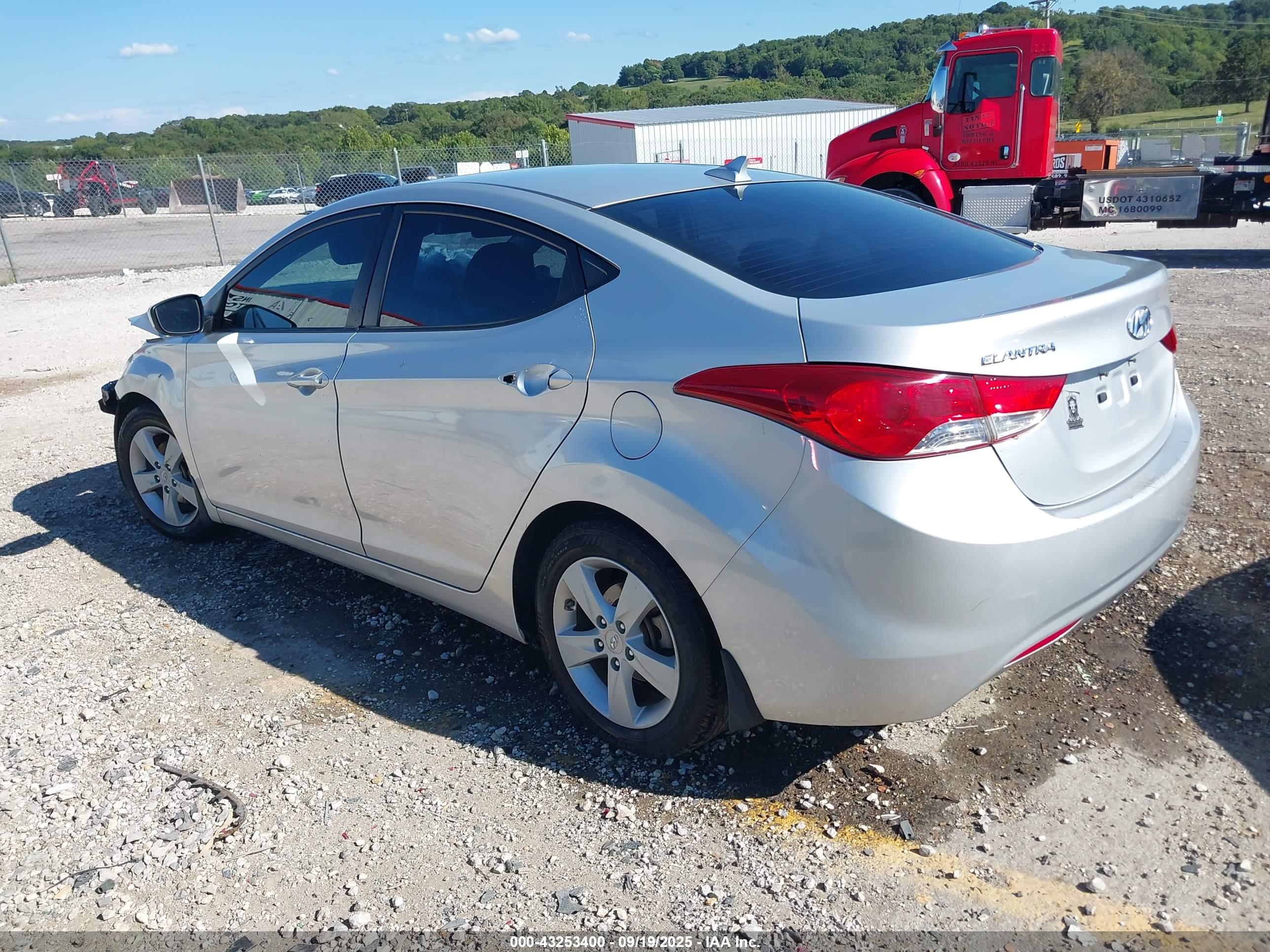 HYUNDAI ELANTRA image 3