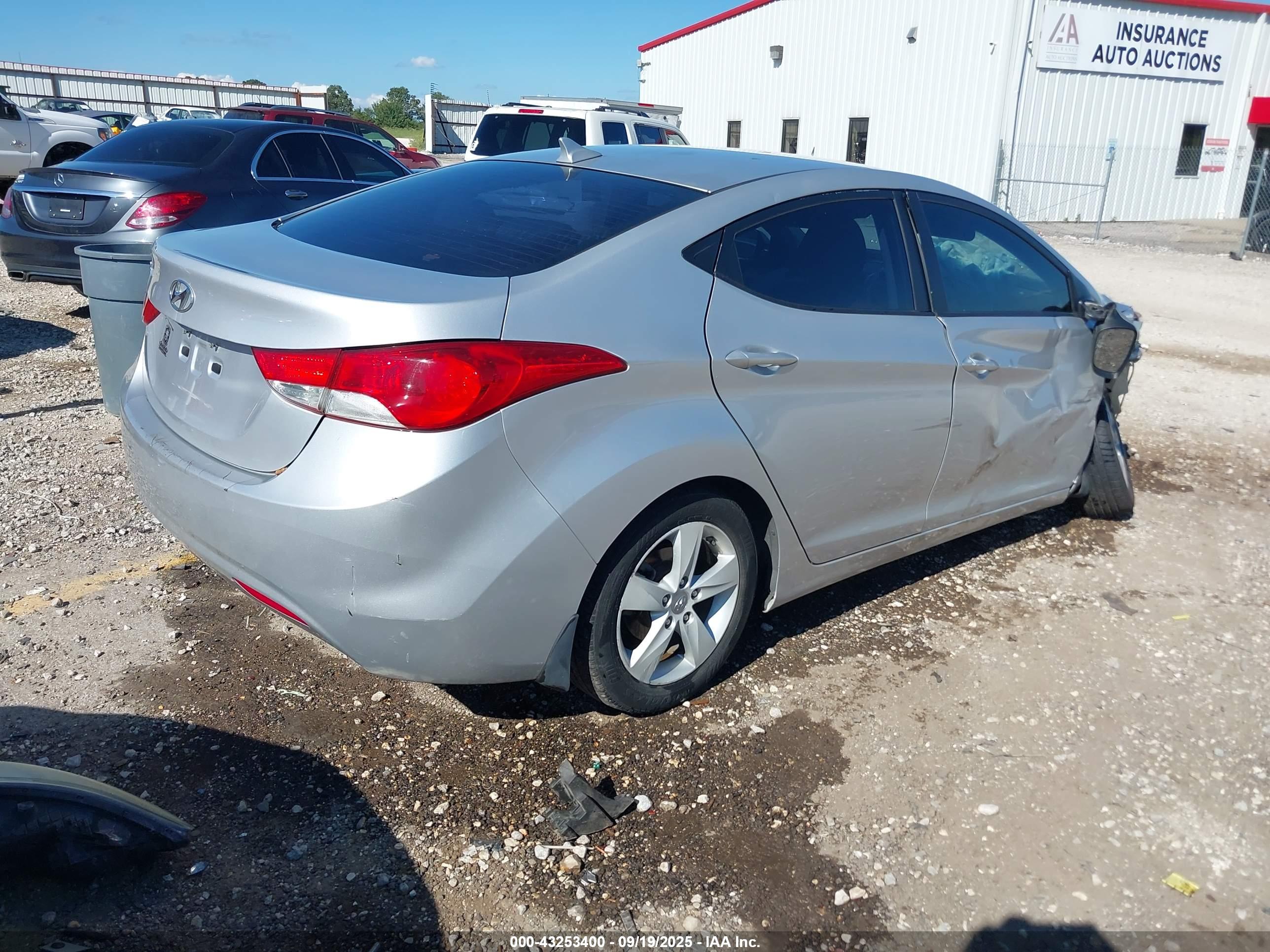 HYUNDAI ELANTRA image 4