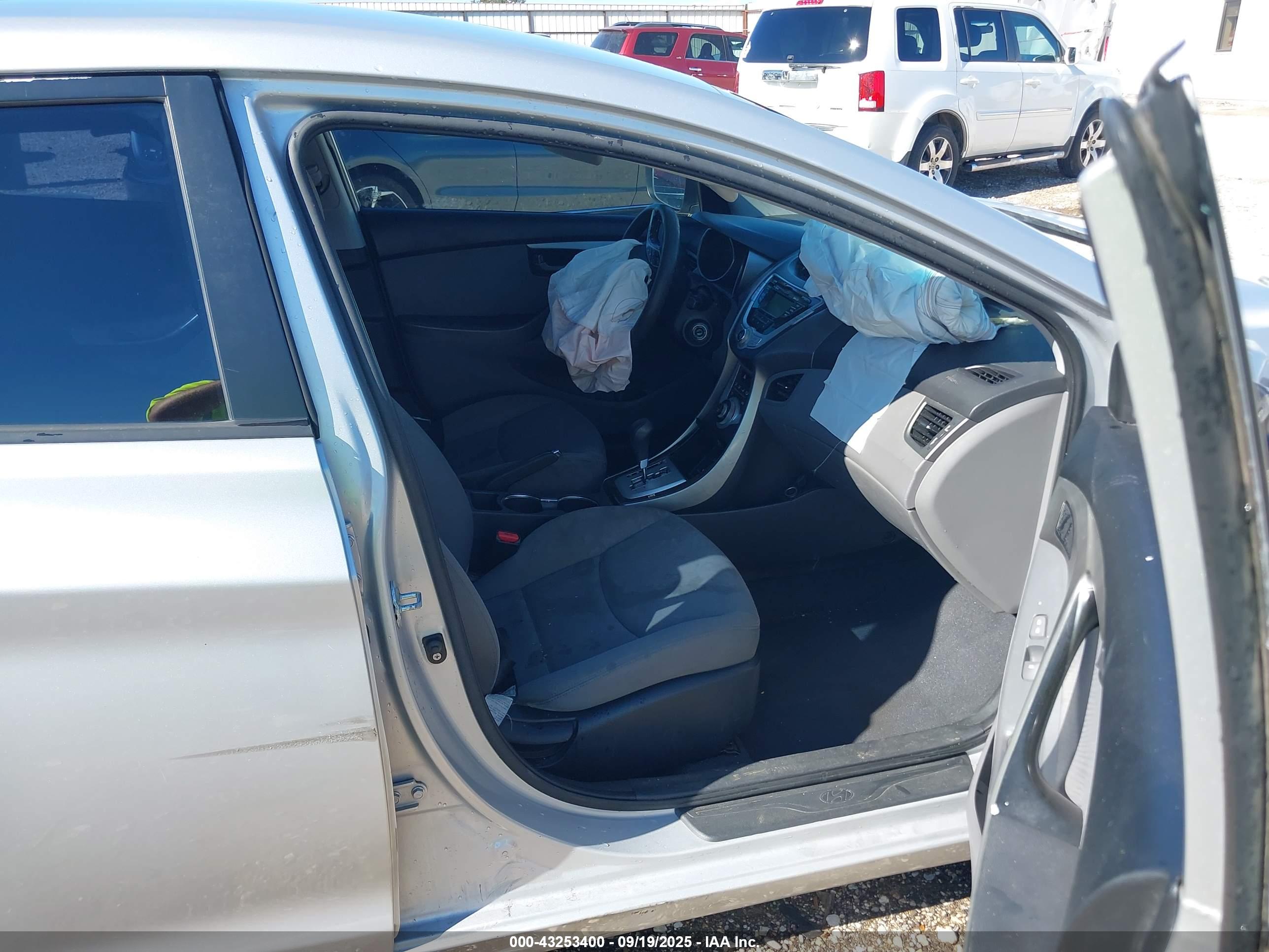 HYUNDAI ELANTRA image 5
