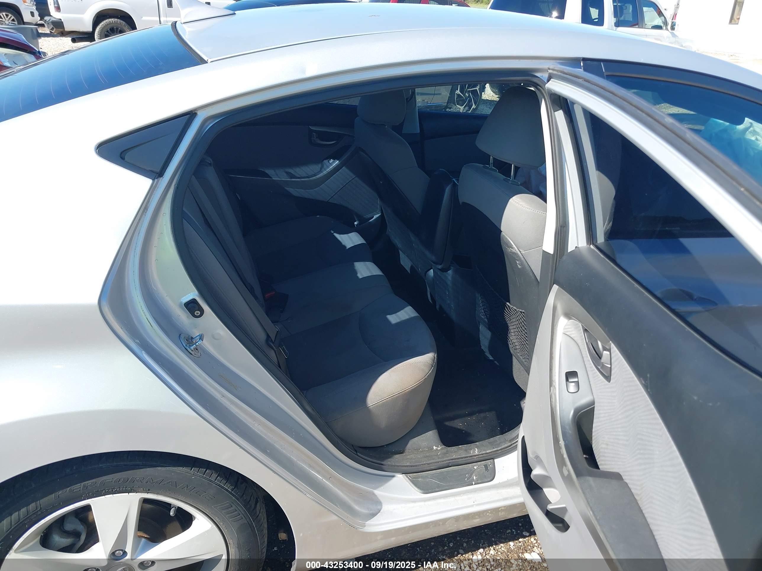 HYUNDAI ELANTRA image 8