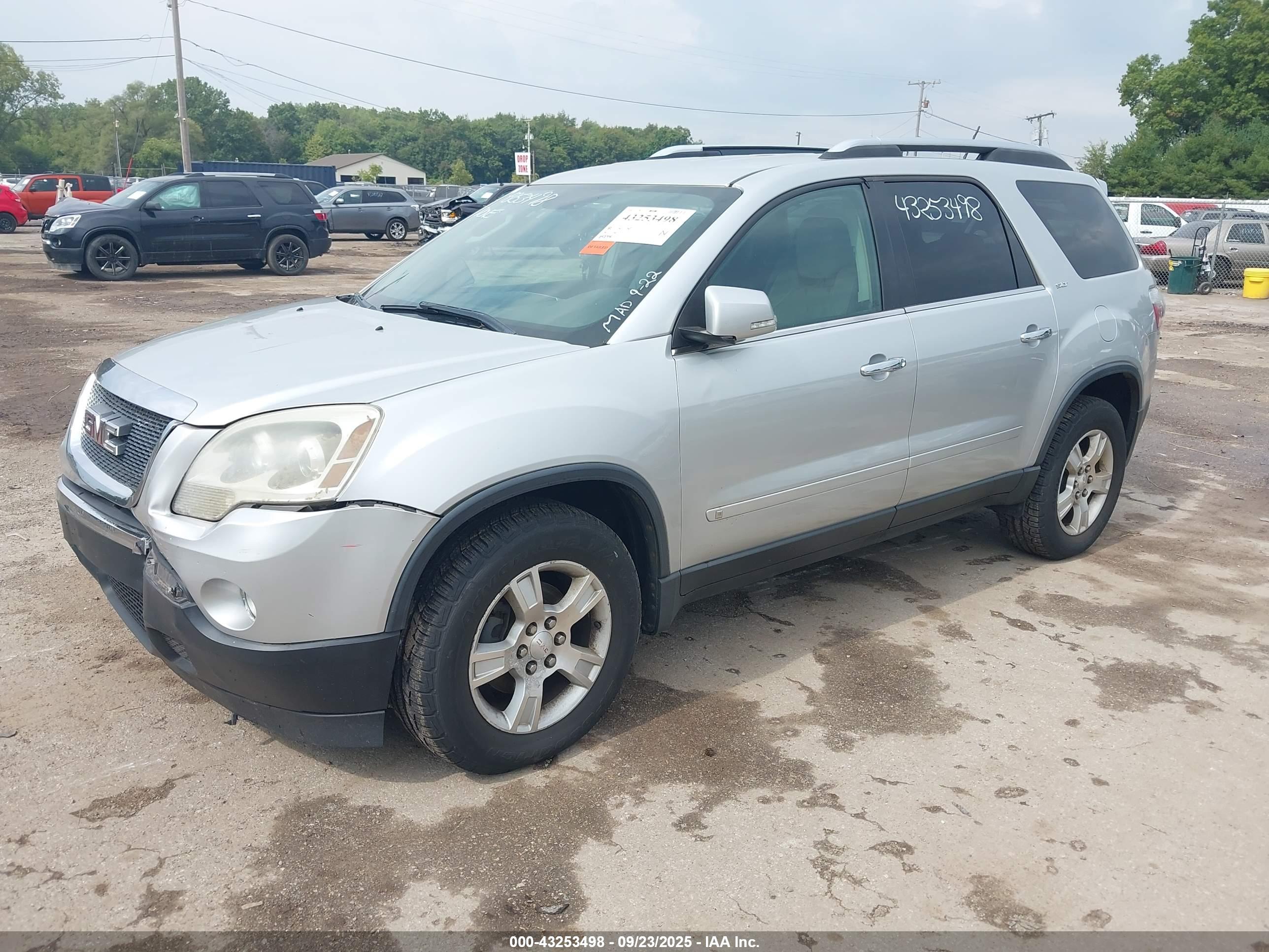 GMC ACADIA image 2