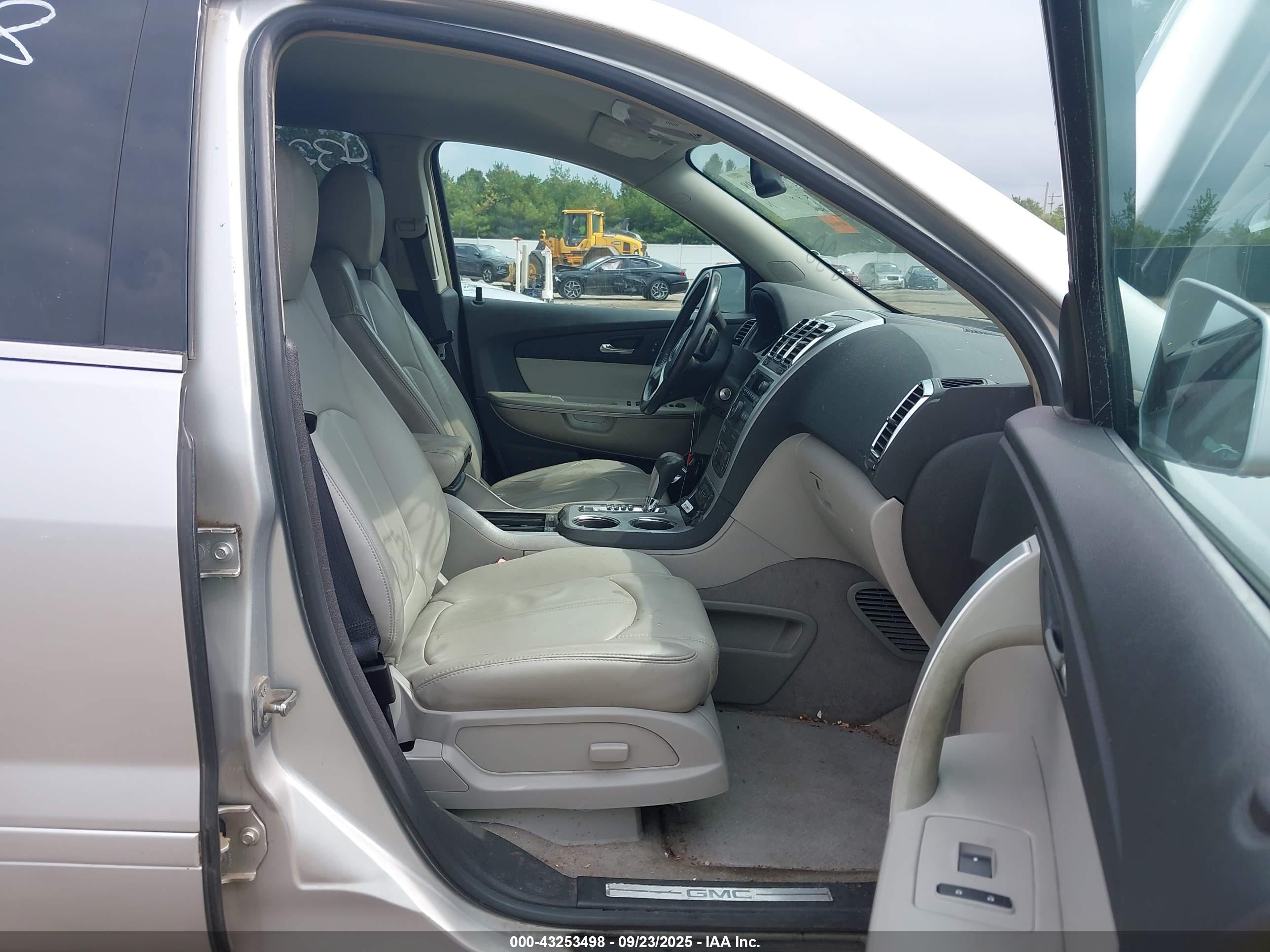 GMC ACADIA image 5